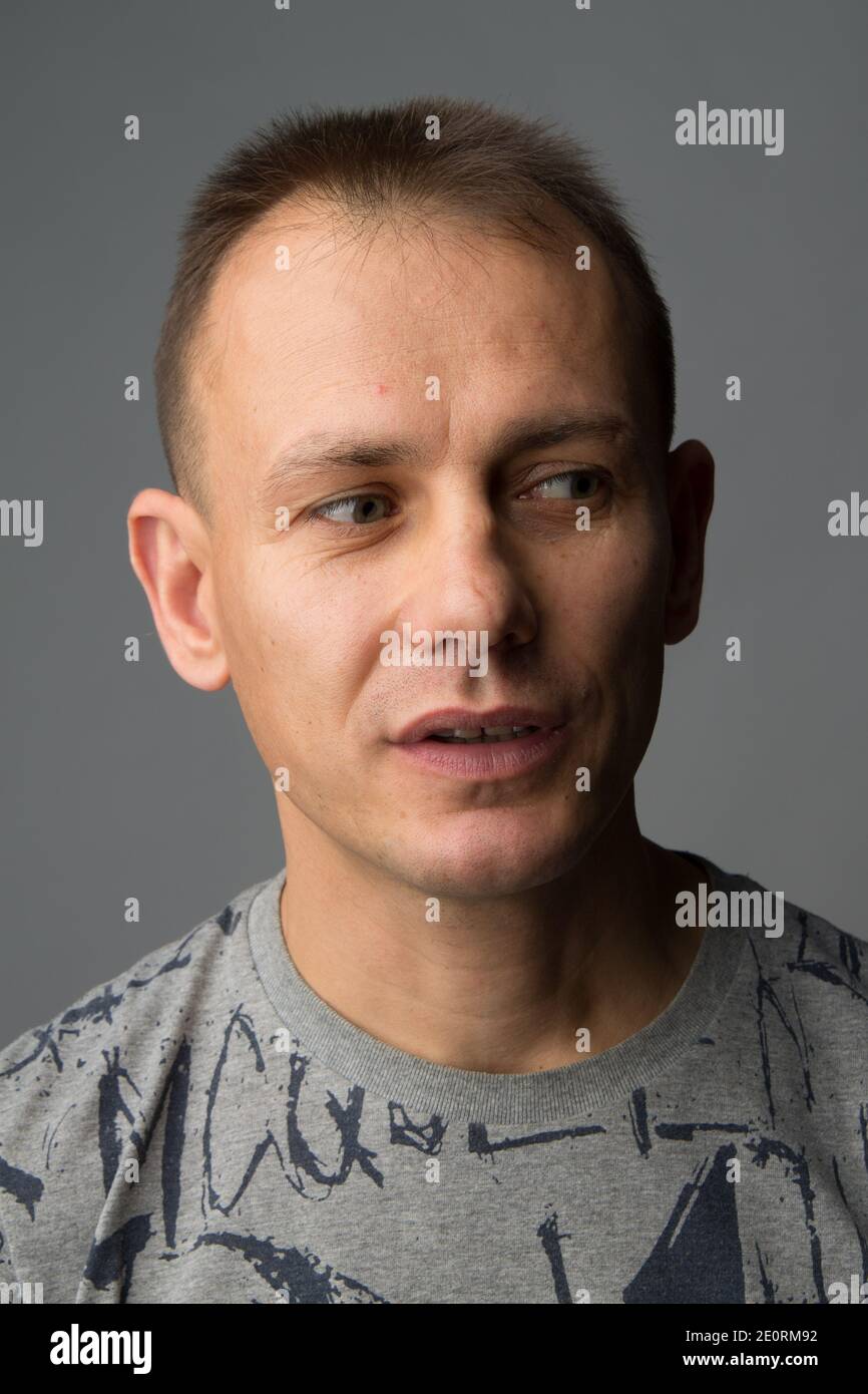 Verwirrte Männer. Porträt eines erwachsenen Mannes mit Gesichtsausdruck. Studioaufnahme Stockfoto