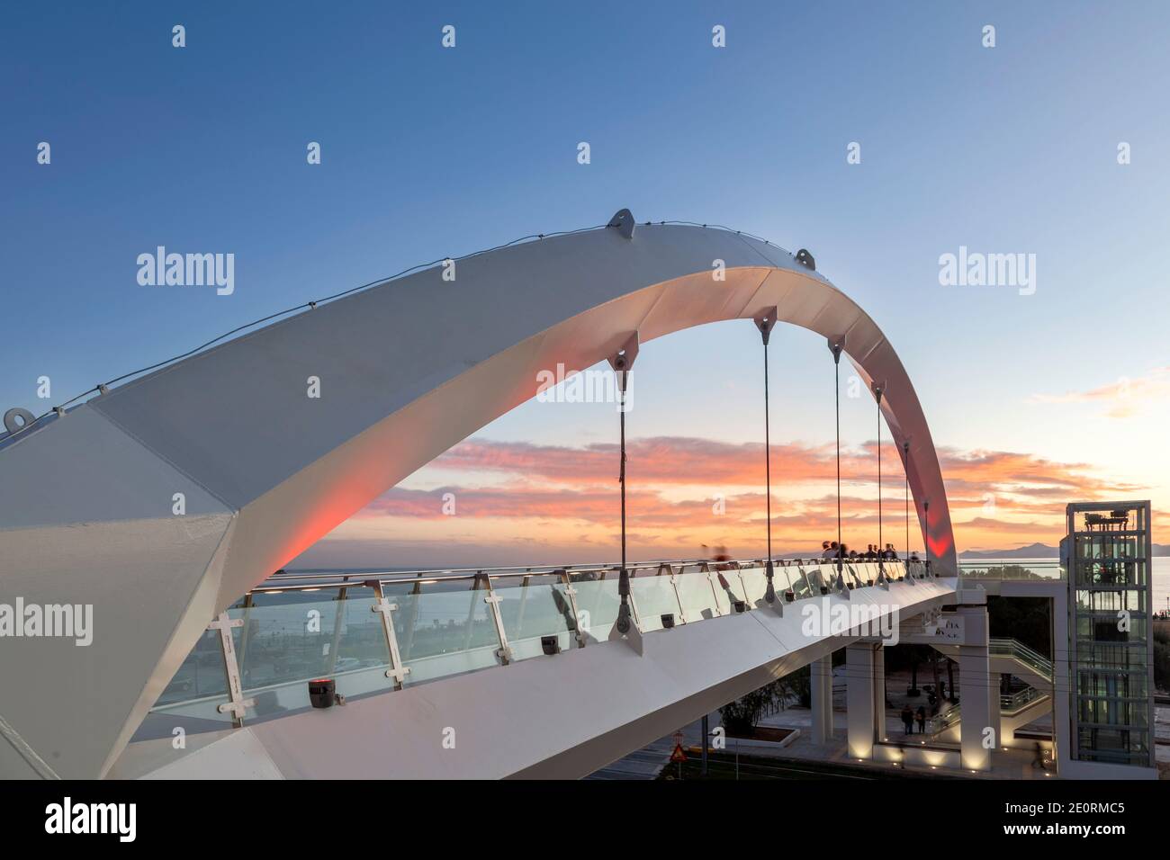 Sonnenuntergang auf der neuen Fußgängerbrücke der Stadt Alimos, in Posidonos Avenue, Athen, Griechenland, Europa. Stockfoto
