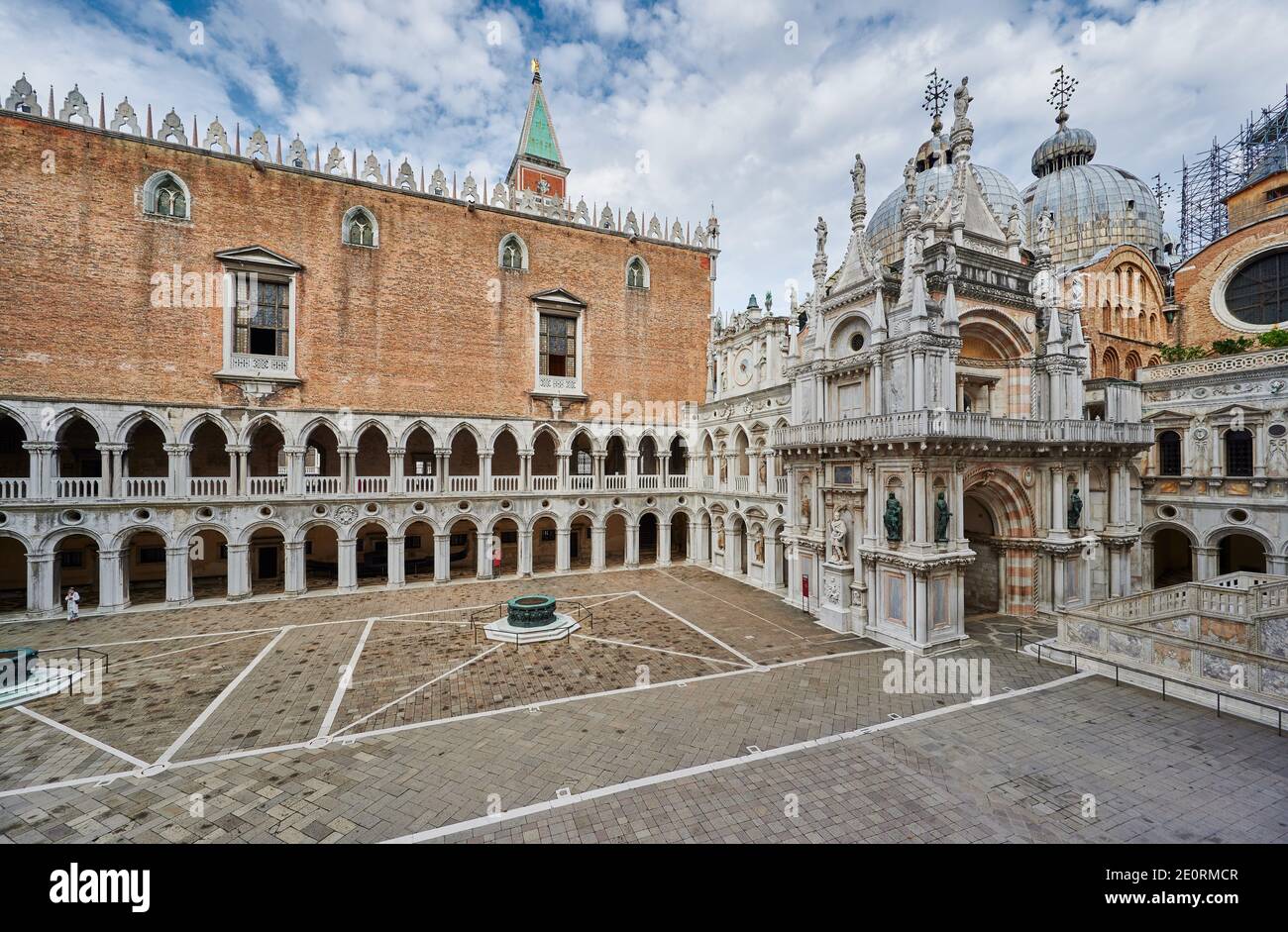 Innenhof des Dogenpalastes mit Arco Foscari mit Blick auf die Basilika San Marco, Palazzo Ducale, Venedig, Venetien, Italien Stockfoto