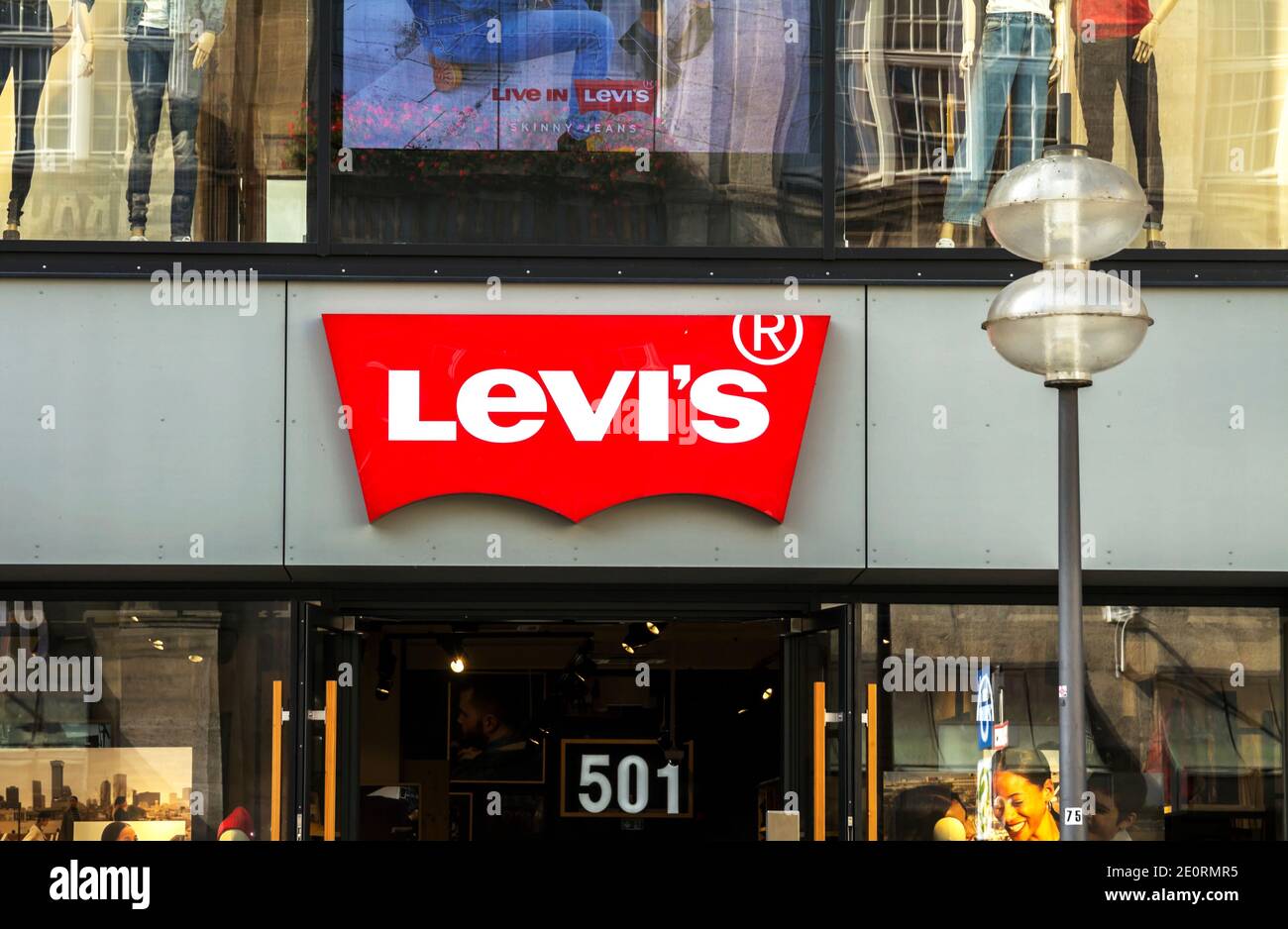 München, Deutschland : Levi's Store, München. Levi Strauss wurde 1853  gegründet und ist ein amerikanisches Bekleidungsunternehmen, das weltweit  für seine Denim-Jeans-Marke bekannt ist Stockfotografie - Alamy