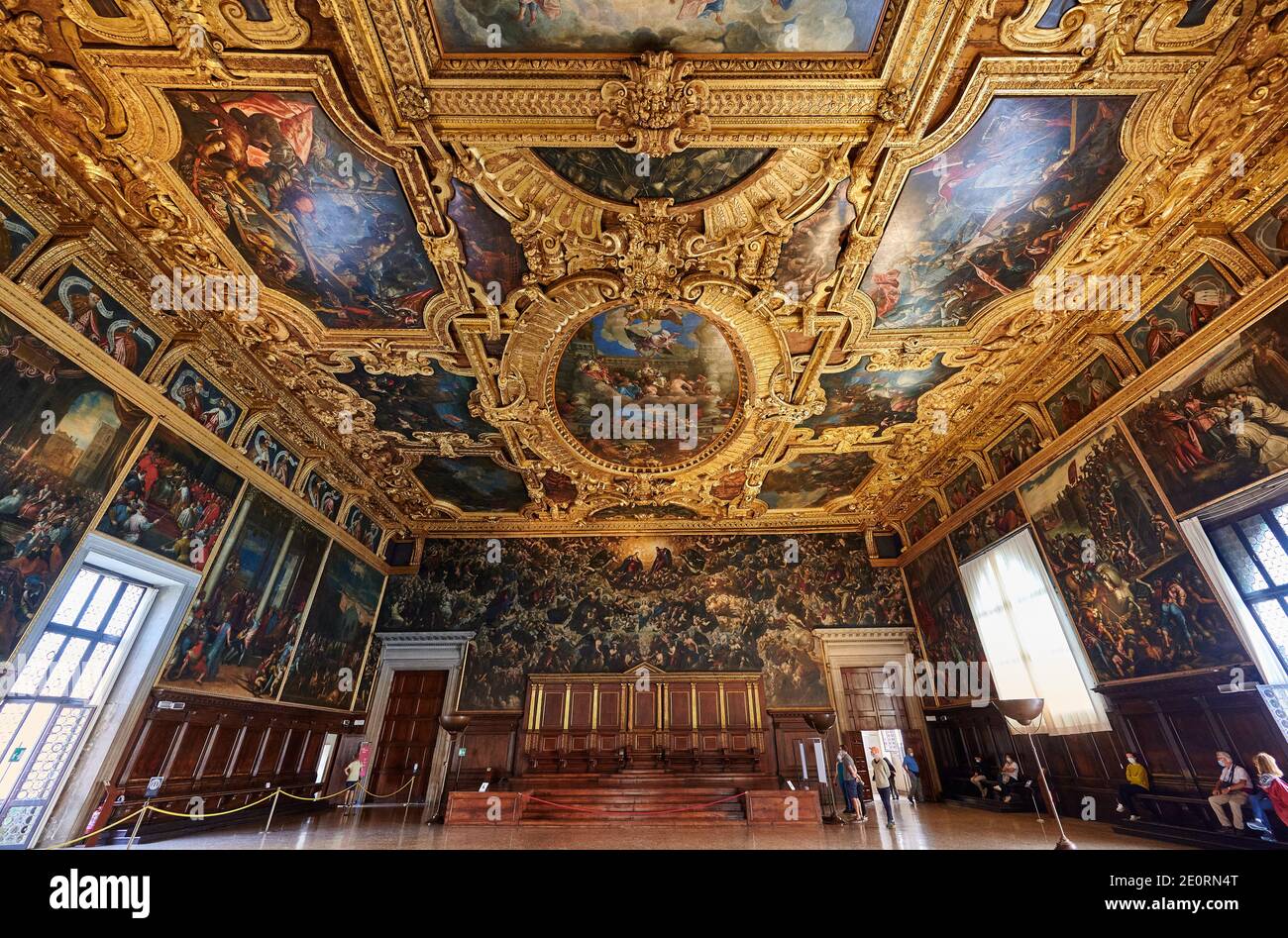 Prachtvoller Saal des Großen Rates (Sala del Maggior Consiglio) mit der längsten Leinwand der Welt, Il Paradiso von Tintoretto, Dogenpalast Stockfoto