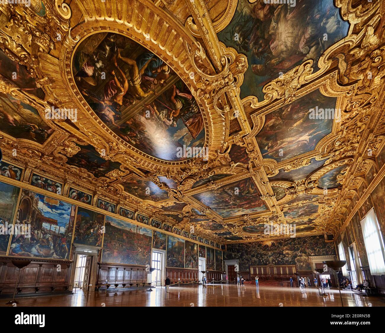 Prachtvoller Saal des Großen Rates (Sala del Maggior Consiglio) mit der längsten Leinwand der Welt, Il Paradiso von Tintoretto, Dogenpalast Stockfoto
