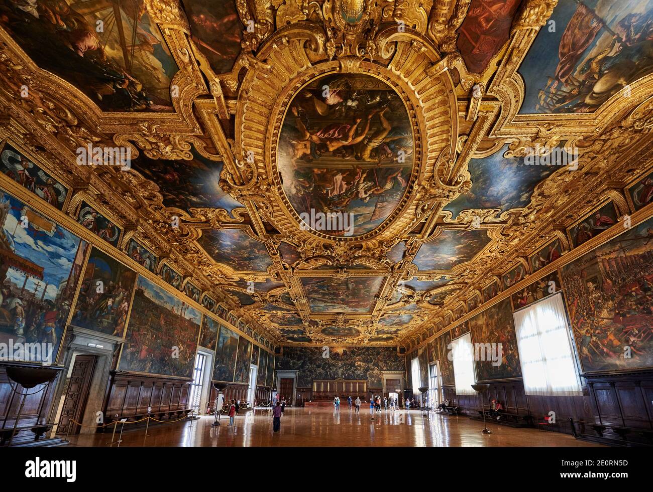 Prachtvoller Saal des Großen Rates (Sala del Maggior Consiglio) mit der längsten Leinwand der Welt, Il Paradiso von Tintoretto, Dogenpalast Stockfoto