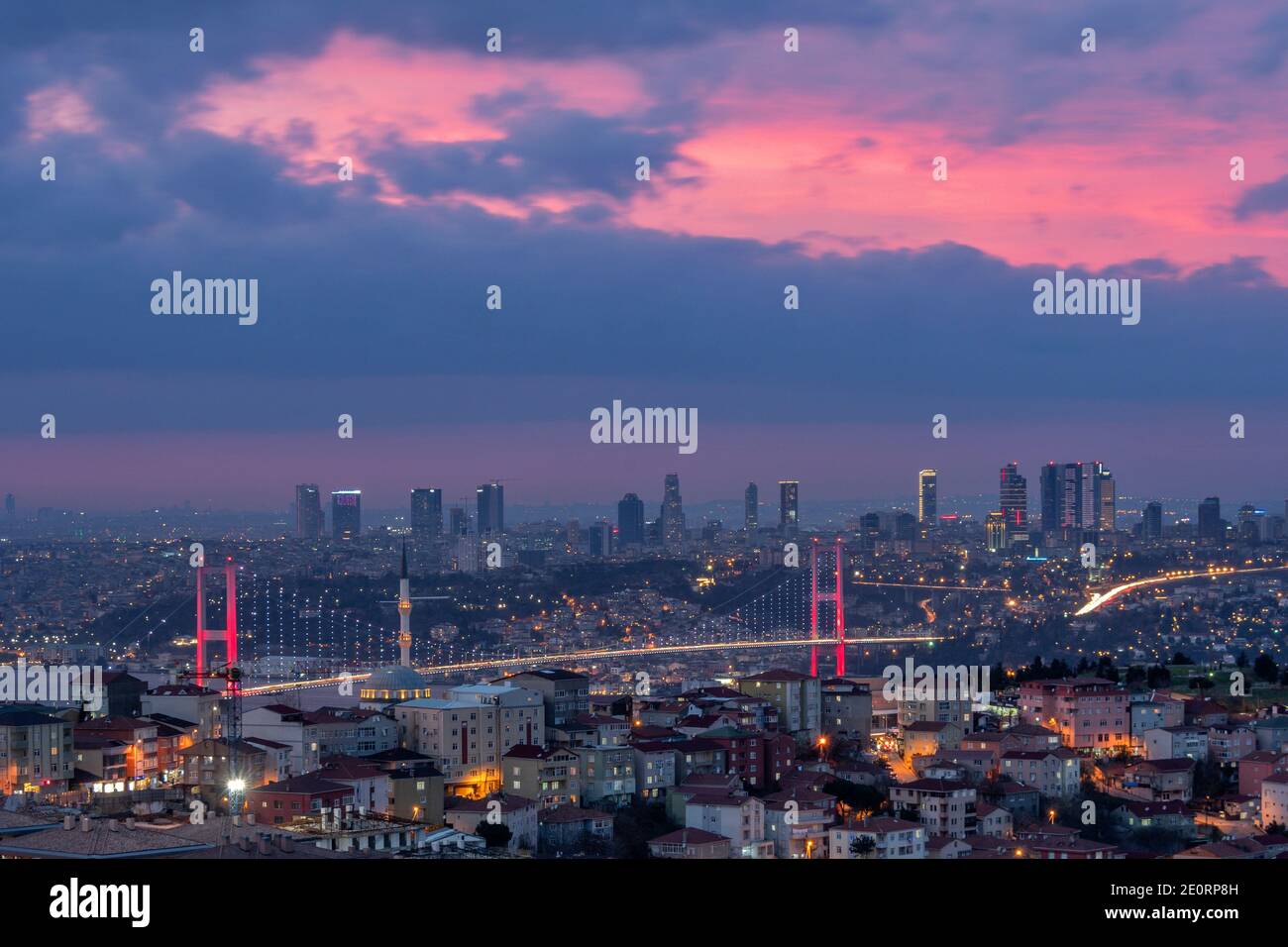 Istanbul Skyline bei Nacht in der Türkei Stockfoto