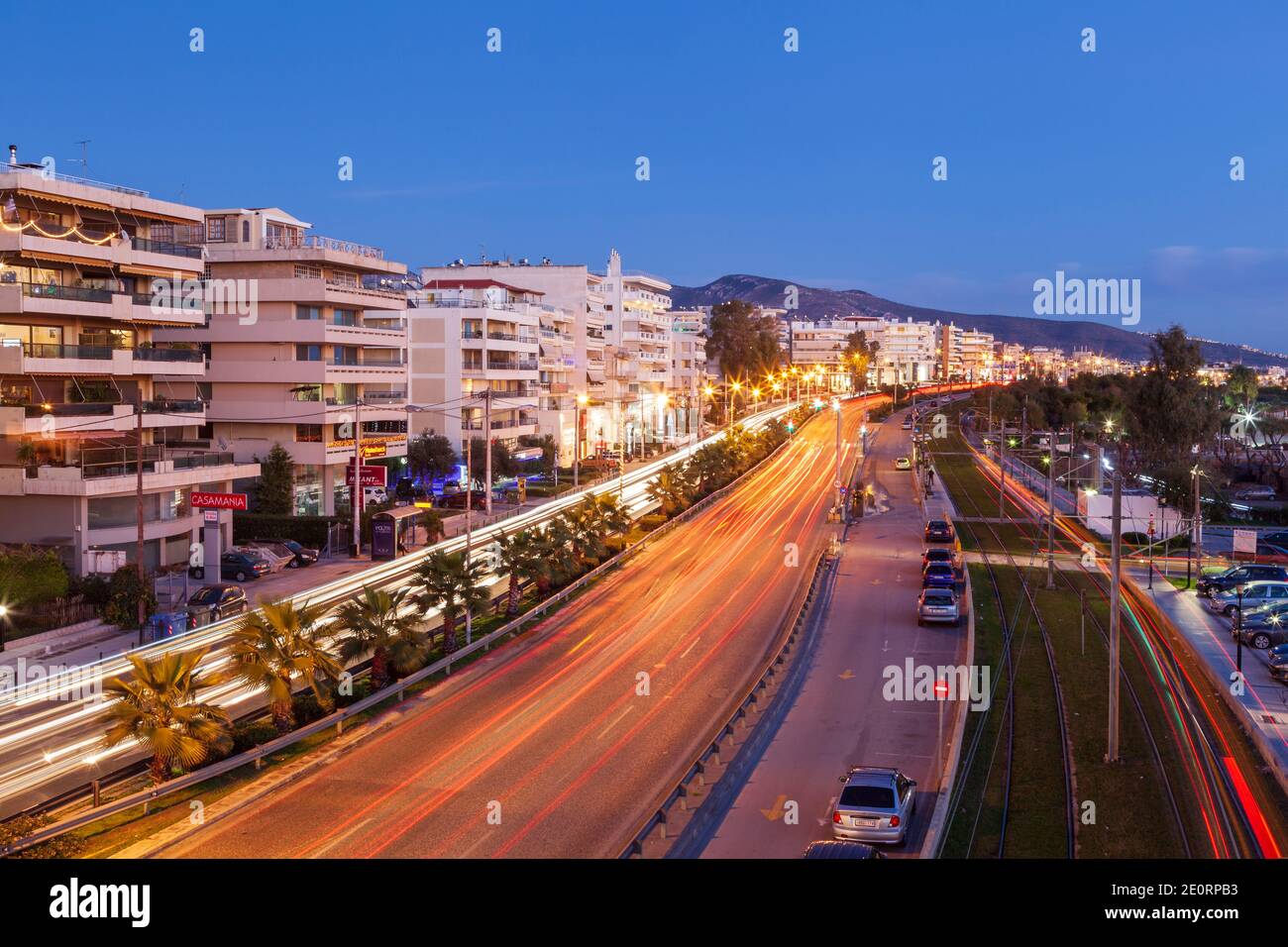 Blaue Stunde an Posidonos Allee, der Hauptküstenallee von Athen, Griechenland, während Sonnenuntergang Zeit im Neujahrstag. Stockfoto