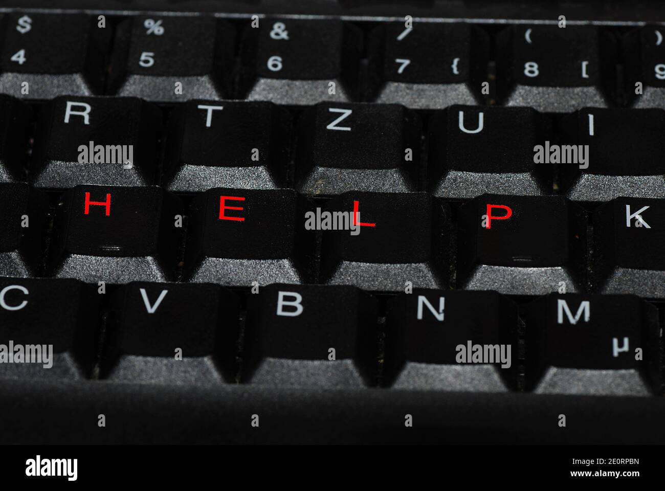 Hilfe in roter Schrift auf einer Computertastatur Stockfoto