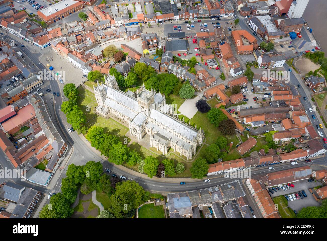 Luftaufnahme der historischen Abtei von Selby in der Stadt Von Selby in York North Yorkshire in Großbritannien Die englischen mittelalterlichen Kirchengebäude displa Stockfoto