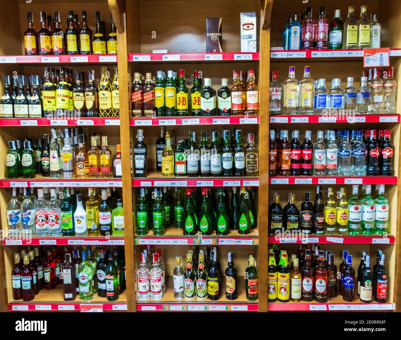 Schnapsregal in einem Supermarkt in Mallorca Spanien Stockfotografie - Alamy