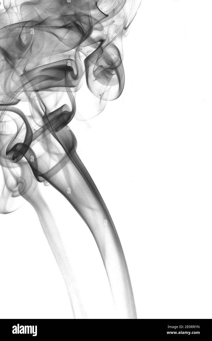 Grauer Rauch dreht sich links Hochformat auf weißem Hintergrund Detail Stockfoto
