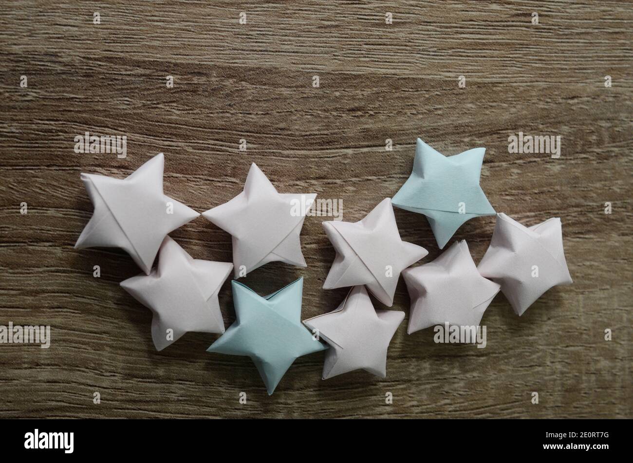 Bunte Origami Papier Sterne auf Holz Stockfoto
