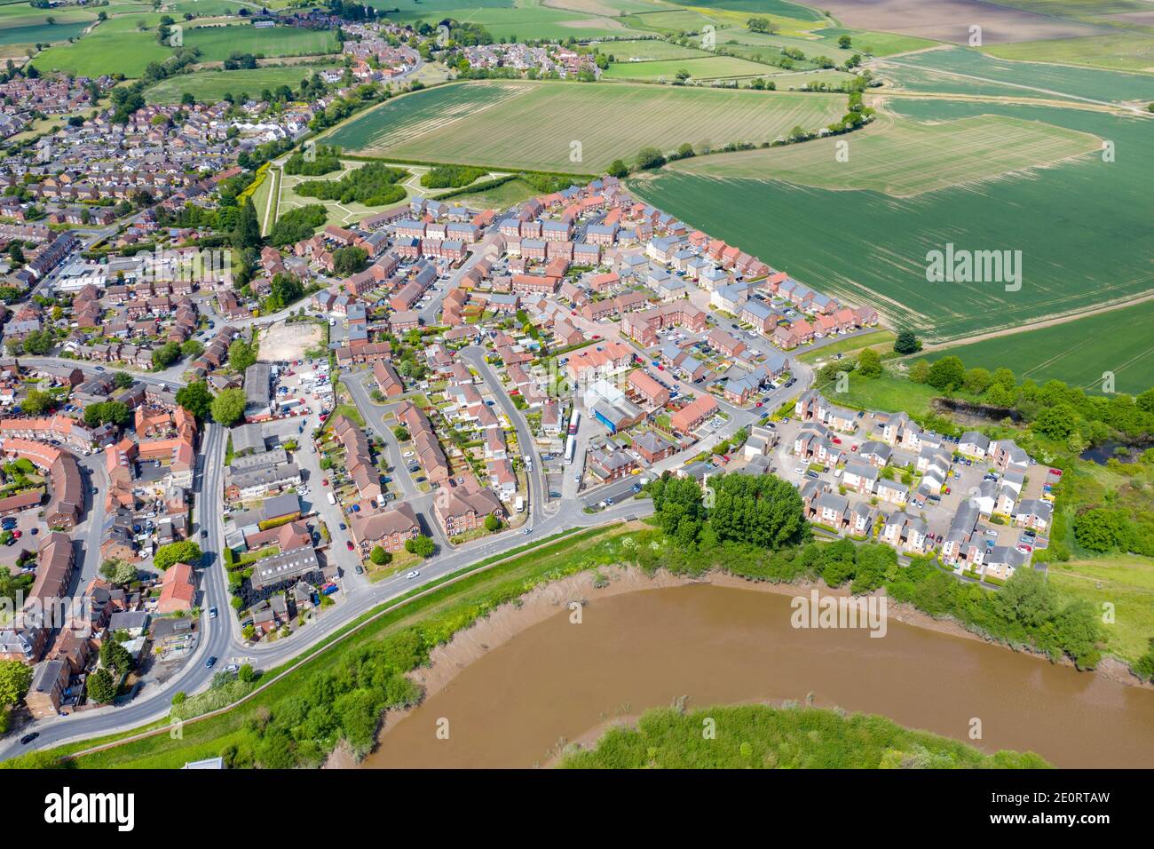 Luftaufnahme des historischen Dorfzentrums von Selby In York zeigt North Yorkshire in Großbritannien die Reihen Von neu gebauten Häusern an der Seite der Ri Stockfoto