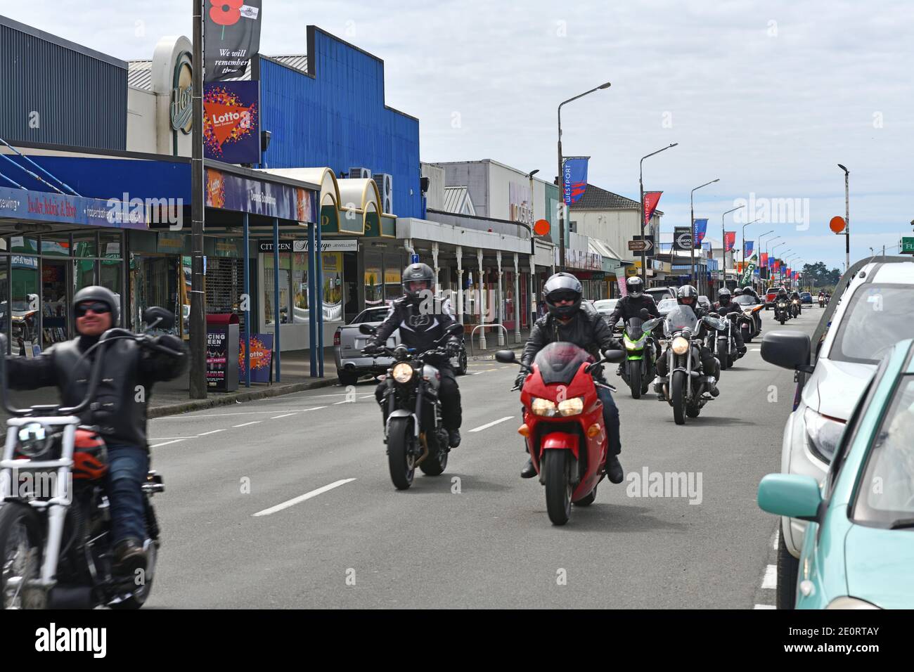 WESTPORT, NEUSEELAND, 14. NOVEMBER 2020: Motorradfahrer auf der Hauptstraße von Westport an der Westküste Neuseelands. Stockfoto
