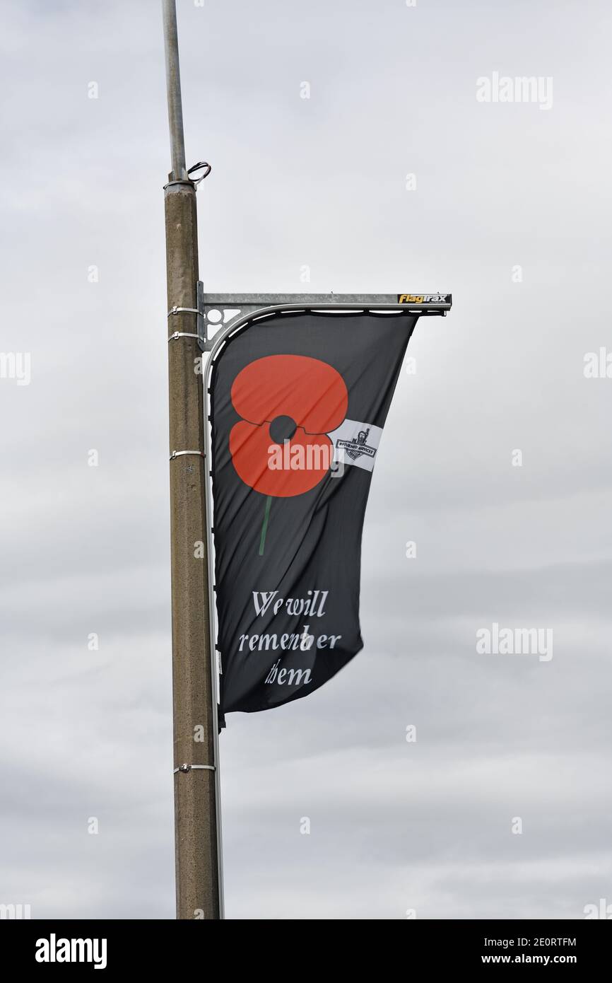 WESTPORT, NEUSEELAND, 14. NOVEMBER 2020: Eine Anzac-Tag-Flagge schmückt einen Lichtpfosten in der Hauptstraße von Westport, Westküste, Neuseeland. Stockfoto