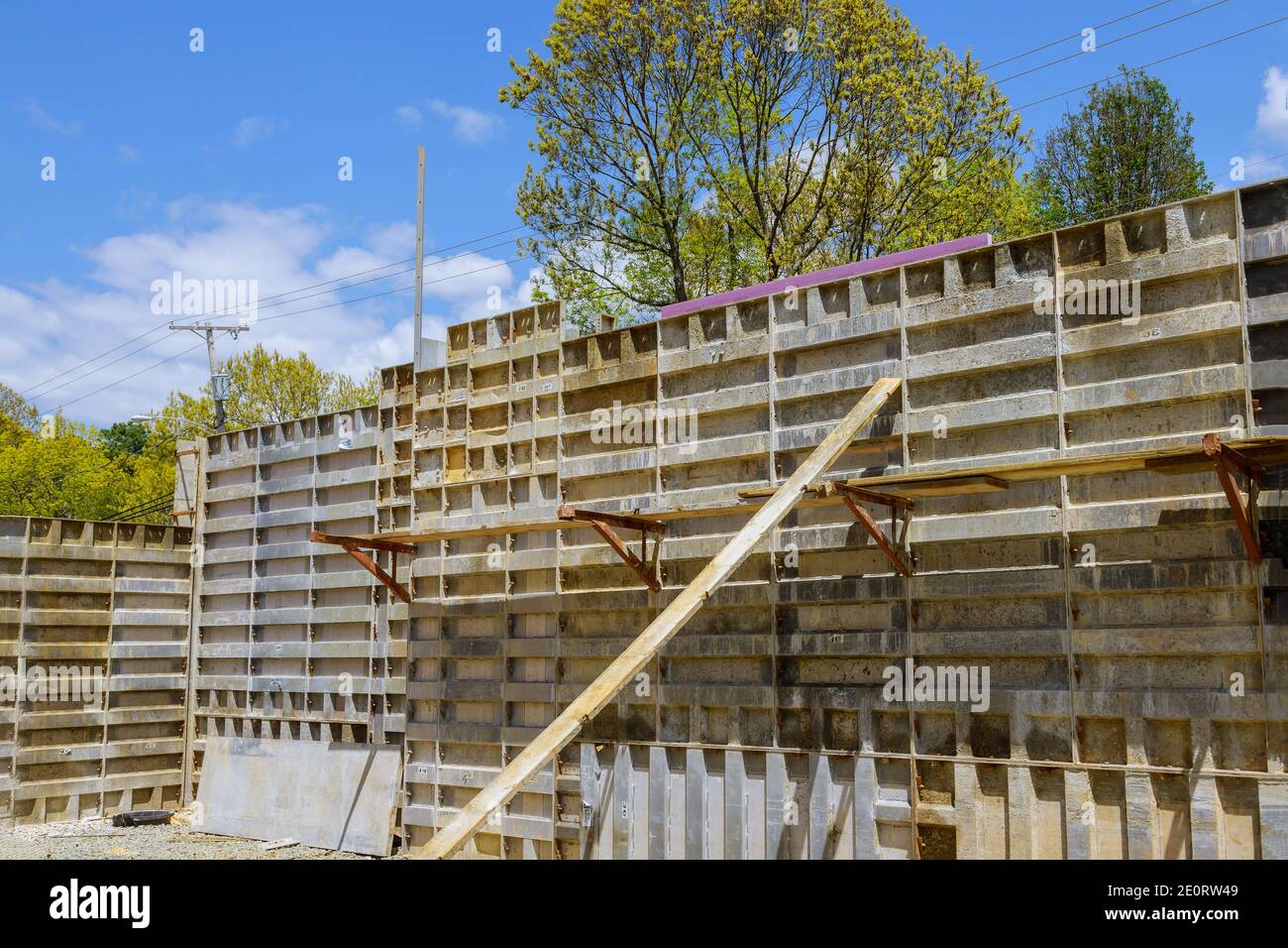 Metallschalung zum Ausgießen von Betonfundamenten modern für den industriellen Neubau Stockfoto