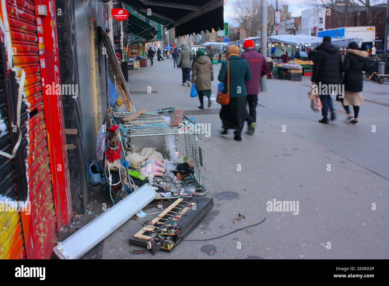 Müll auf der Straße in Whitechapel, London, England Stockfoto