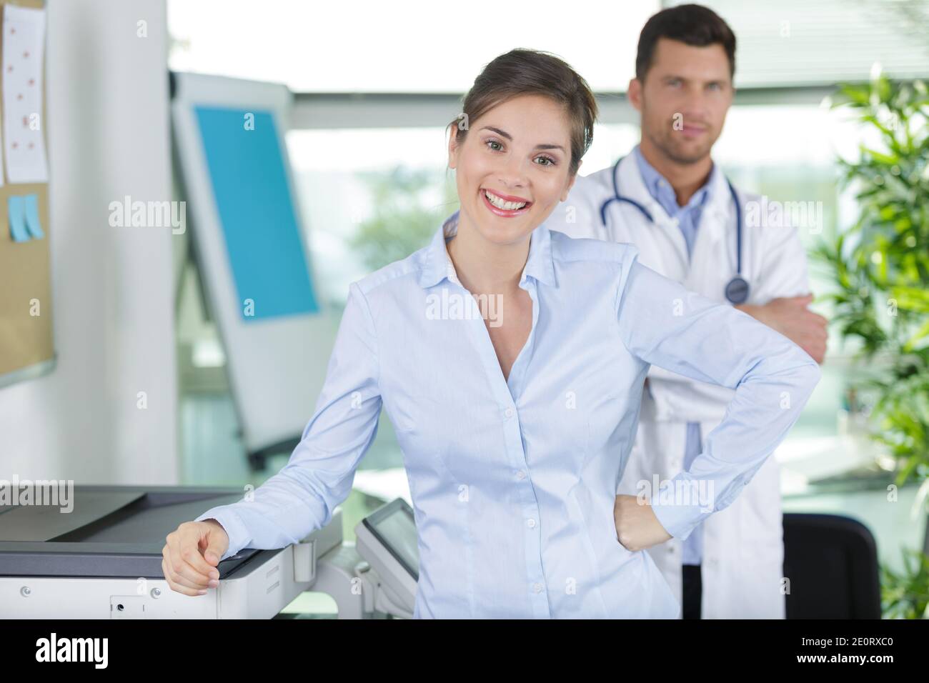 Porträt von zwei erfolgreichen professionellen Ärzten Arbeitnehmer in Mäntel Stockfoto