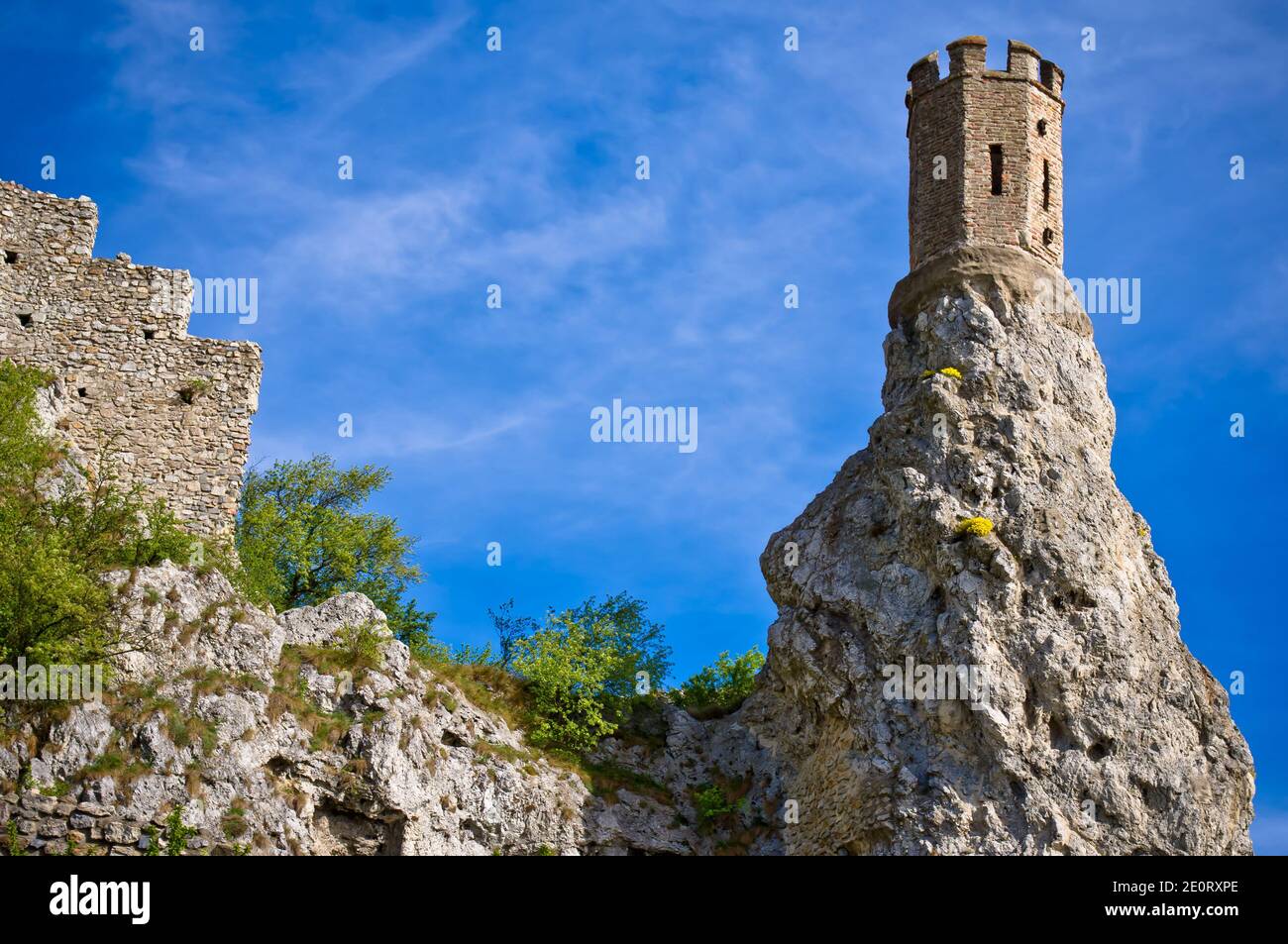 Mittelalterliches Devin Schloss auf Felsen, sonniger Tag, blauer Himmel Stockfoto