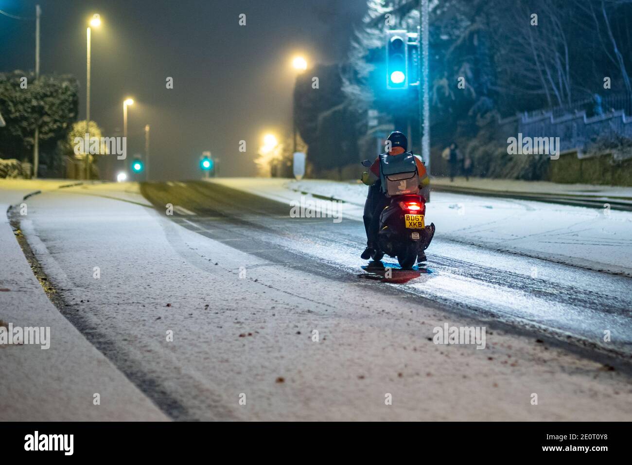 Cradley Heath, West Midlands, Großbritannien. Januar 2020. Ein Fastfood-Fahrer trotzt dem Schnee auf Straßen in Cradley Heath, West Midlands, die sich gut in Eis verwandeln können, da die Temperaturen über Nacht auf minus 3 Grad sinken. Kredit: Peter Lopeman/Alamy Live Nachrichten Stockfoto