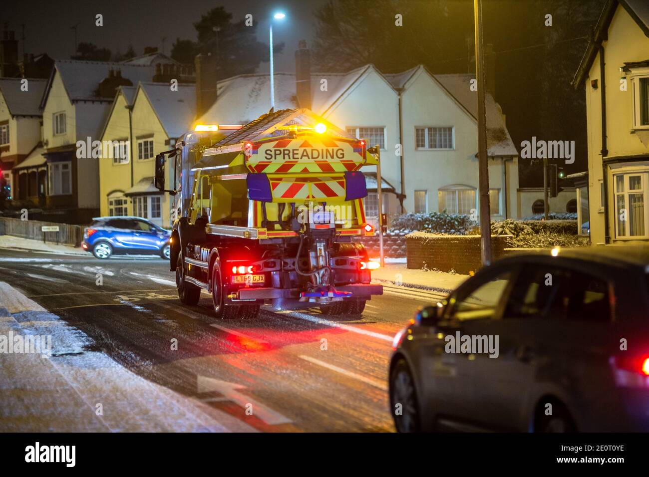 Cradley Heath, West Midlands, Großbritannien. Januar 2020. Sandwell Council Grauer schlagen die Straßen, wie mehr Schneefall bedeckt Cradley Heath, West Midlands, die auch zu Eis drehen kann, wie die Nacht Temperaturen fallen auf minus 3 Grad . Kredit: Peter Lopeman/Alamy Live Nachrichten Stockfoto