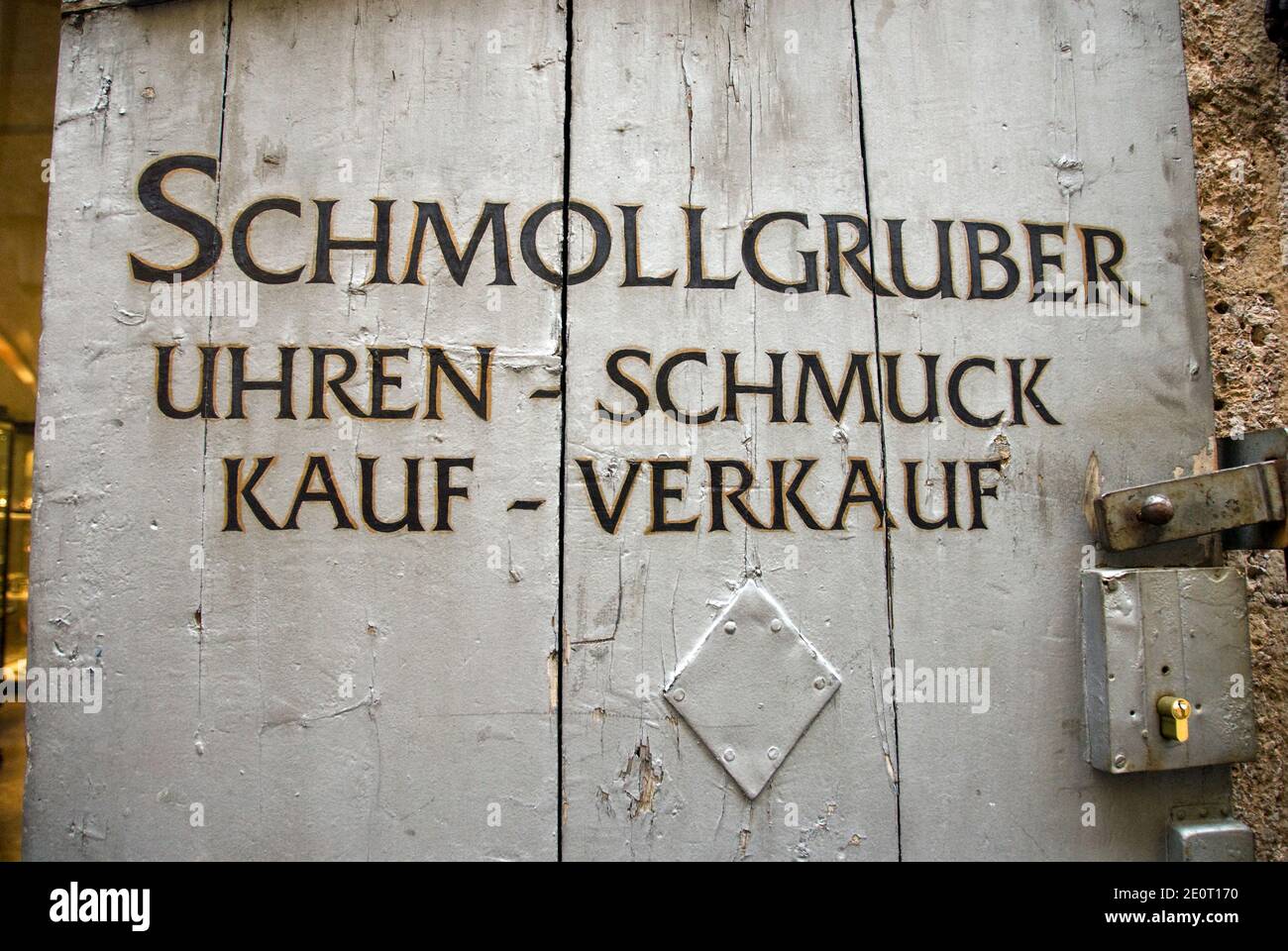 Eine alte Tür zu einem Juweliergeschäft, geschrieben in Deutsch, Innsbruck, Österreich. Stockfoto