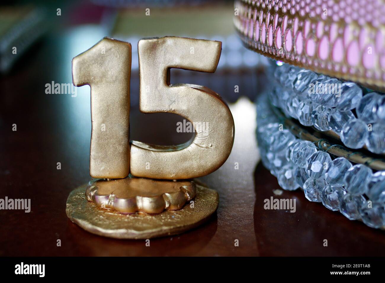 Die Skulptur der Zahl fünfzehn in der goldenen Farbe - die Partei fünfzehn Jahre Stockfoto