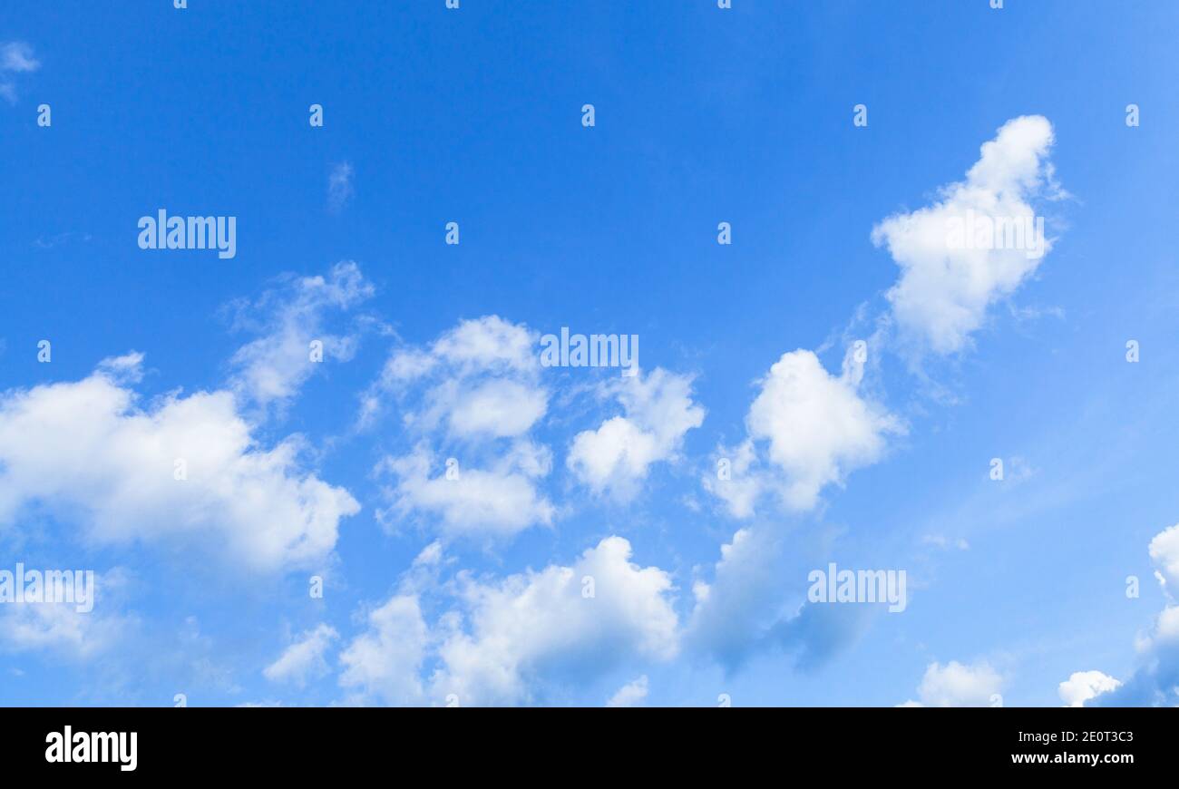 Blauer Himmel mit weißen Wolken, natürliche Hintergrund Foto Textur Stockfoto