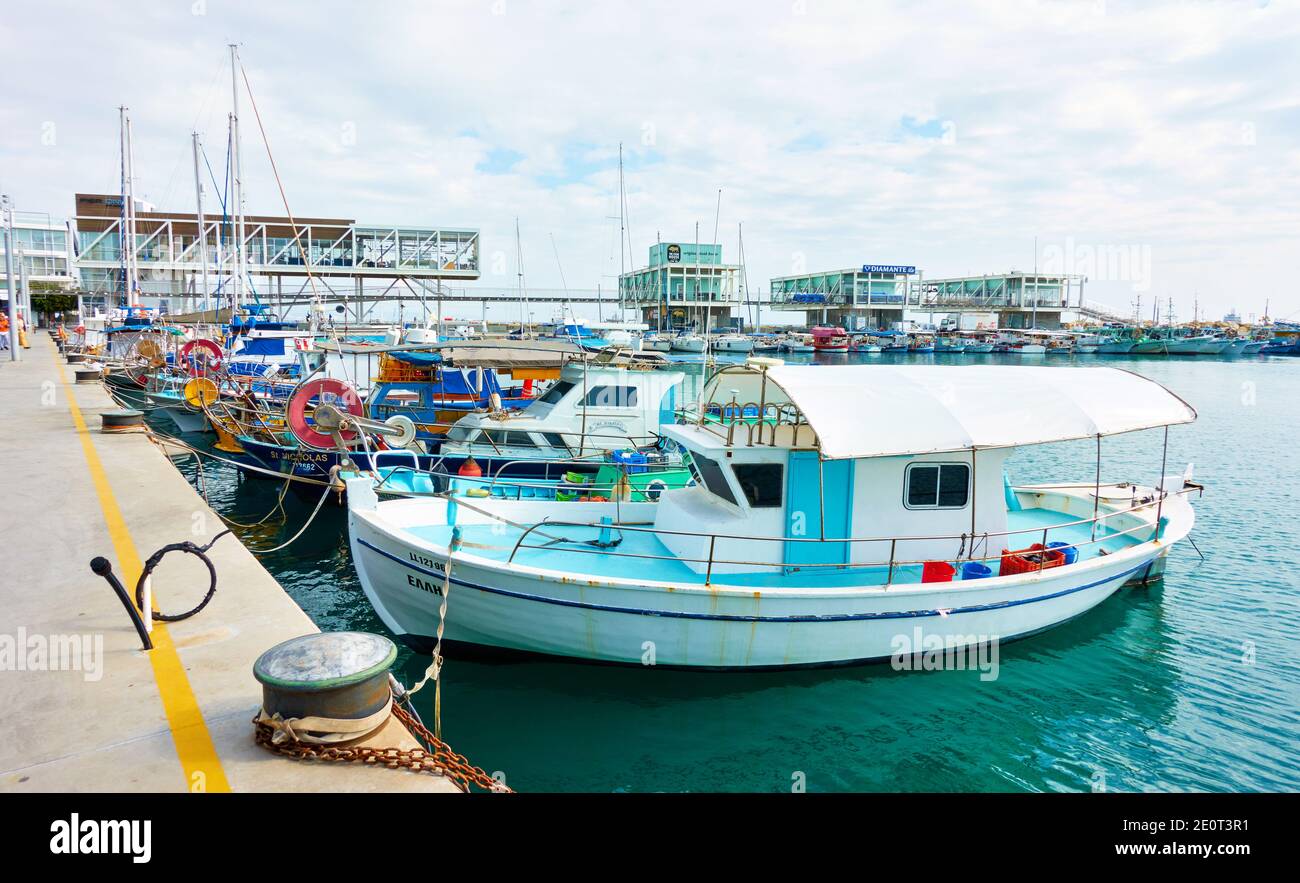 Limassol, Zypern - 23. Januar 2019: Boote im Hafen von Limassol Stockfoto