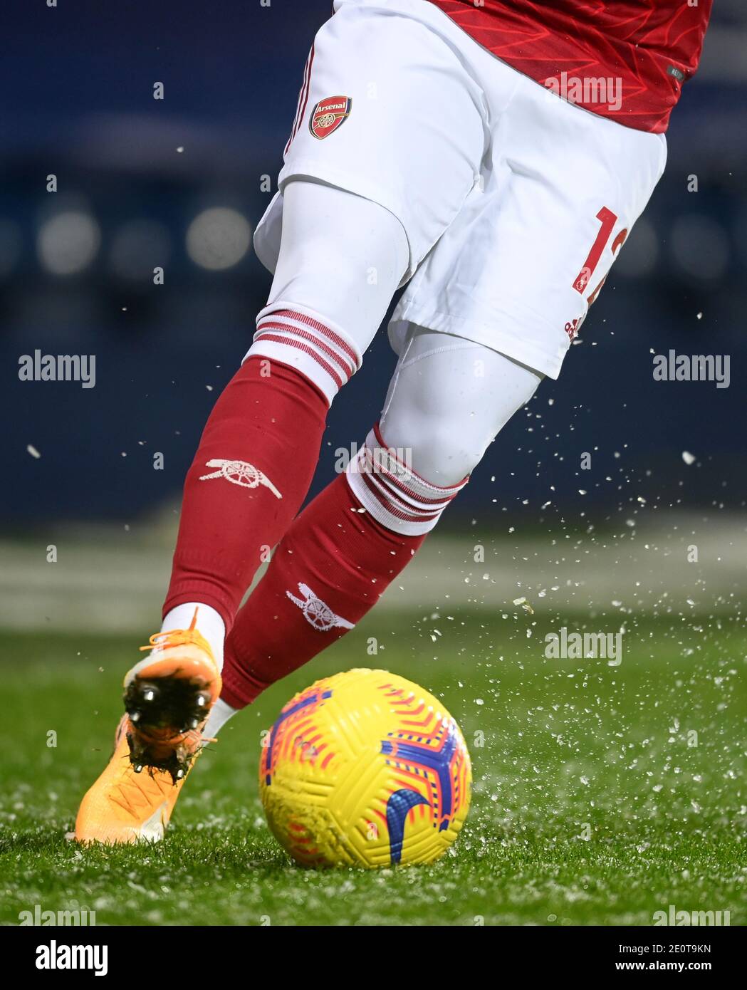 Eine allgemeine Ansicht eines Arsenal-Spielers, der einen Ball während des Premier League-Spiels in den Hawthorns, West Bromwich, kontrolliert. Stockfoto