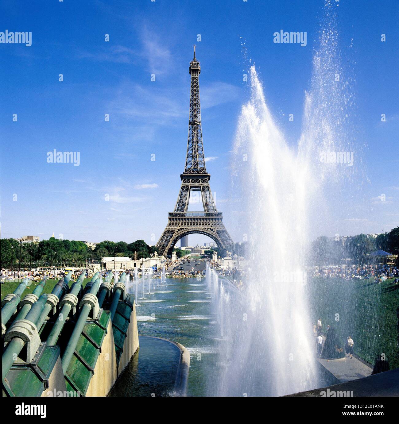 Eiffelturm Paris mit Springbrunnen Stockfoto