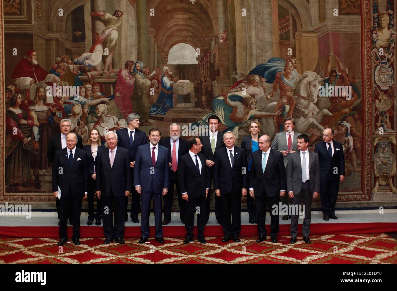 (Von L bis R) der französische Außenminister Laurent Fabius, der spanische Außenminister Jose Manuel Garcia Margallo, der spanische Premierminister Mariano Rajoy, der französische Präsident Francois Hollande, der französische Premierminister Jean-Marc Ayrault, der spanische Innenminister Jorge Fernandez Diaz und der französische Innenminister Manuel Valls, Französischer Minister für Verkehr und Seewirtschaft, Frederic Cuvillier, spanischer Minister für Entwicklung, Ana Pastor Julian, französischer Landwirtschaftsminister, Stephane Le Foll, spanischer Minister für Landwirtschaft und Umwelt, Miguel Arias Canete, spanischer Minister für Stockfoto