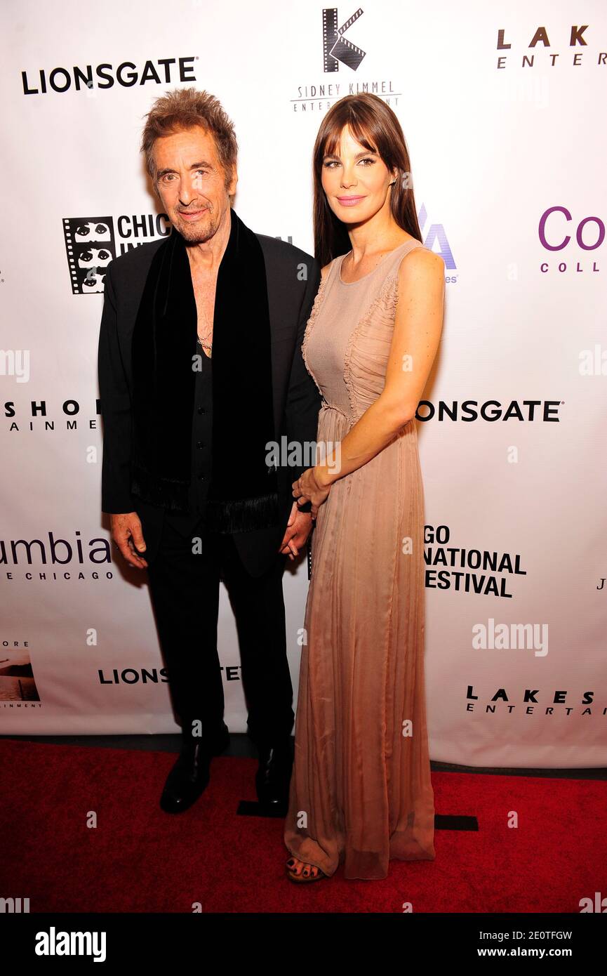 Al Pacino und die Begleitperson Lucila Sola kommen zur Weltpremiere von "Stand Up Guys", die am 11. Oktober 2012 das 48. Chicago International Film Festival im Harris Theater in Chicago, Illinois, USA, eröffnen. Foto von Cindy Barrymore/ABACAPRESS.COM Stockfoto