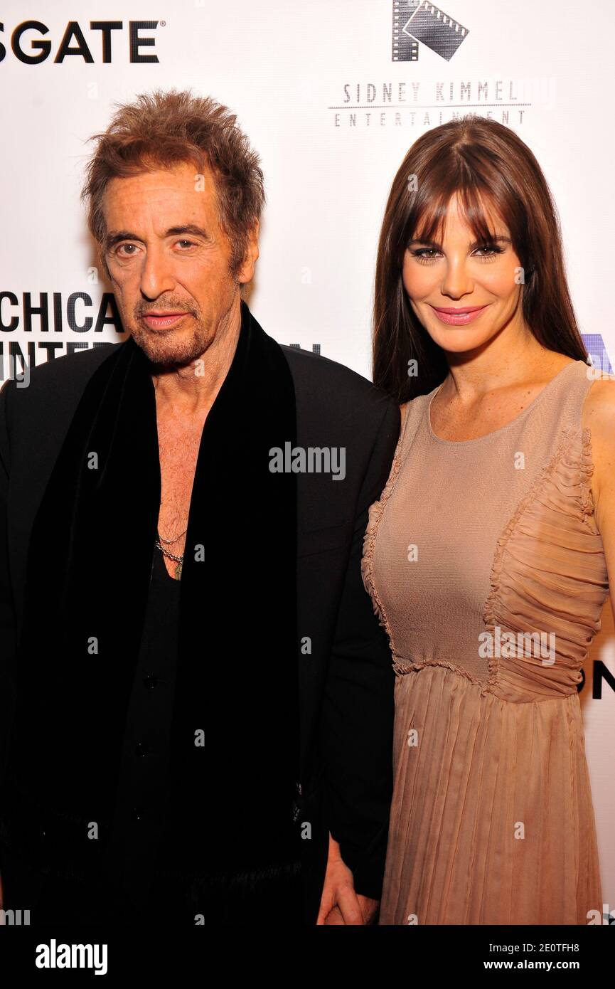 Al Pacino und die Begleitperson Lucila Sola kommen zur Weltpremiere von "Stand Up Guys", die am 11. Oktober 2012 das 48. Chicago International Film Festival im Harris Theater in Chicago, Illinois, USA, eröffnen. Foto von Cindy Barrymore/ABACAPRESS.COM Stockfoto