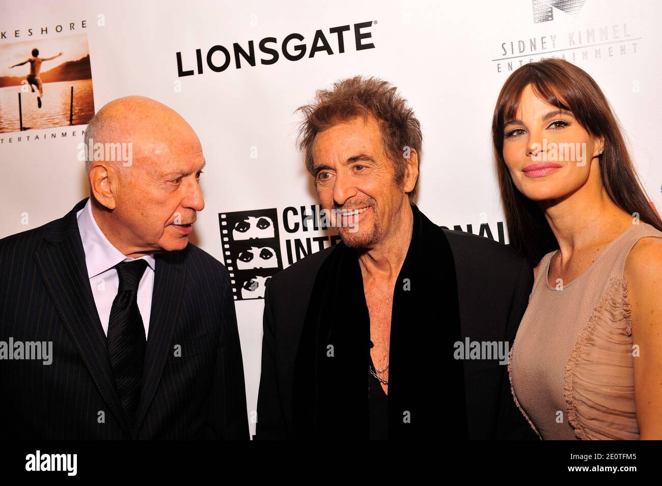 Alan Arkin, Al Pacino und die Begleitperson Lucila Sola kommen zur Weltpremiere von "Stand Up Guys", die am 11. Oktober 2012 das 48. Chicago International Film Festival im Harris Theater in Chicago, Illinois, USA, eröffnen. Foto von Cindy Barrymore/ABACAPRESS.COM Stockfoto