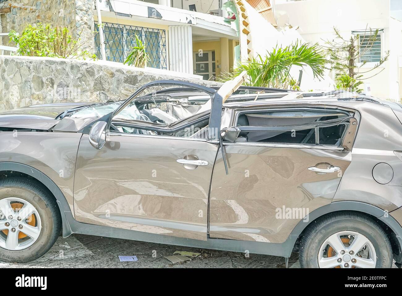 Autoschaden verursacht durch einen Hurrikan, der die karibische Insel St. maarten getroffen hat. Fahrzeuge beschädigen. Stockfoto