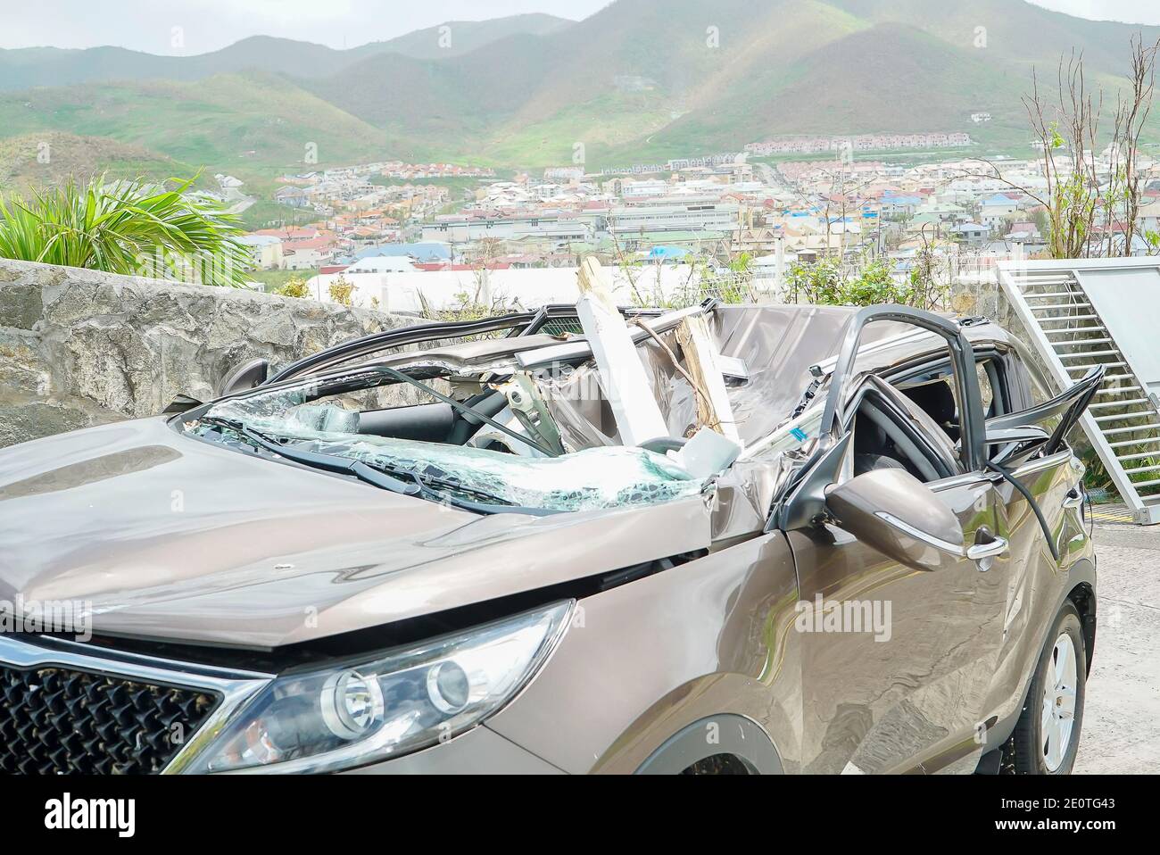 Autoschaden verursacht durch einen Hurrikan, der die karibische Insel St. maarten getroffen hat. Fahrzeuge beschädigen. Stockfoto