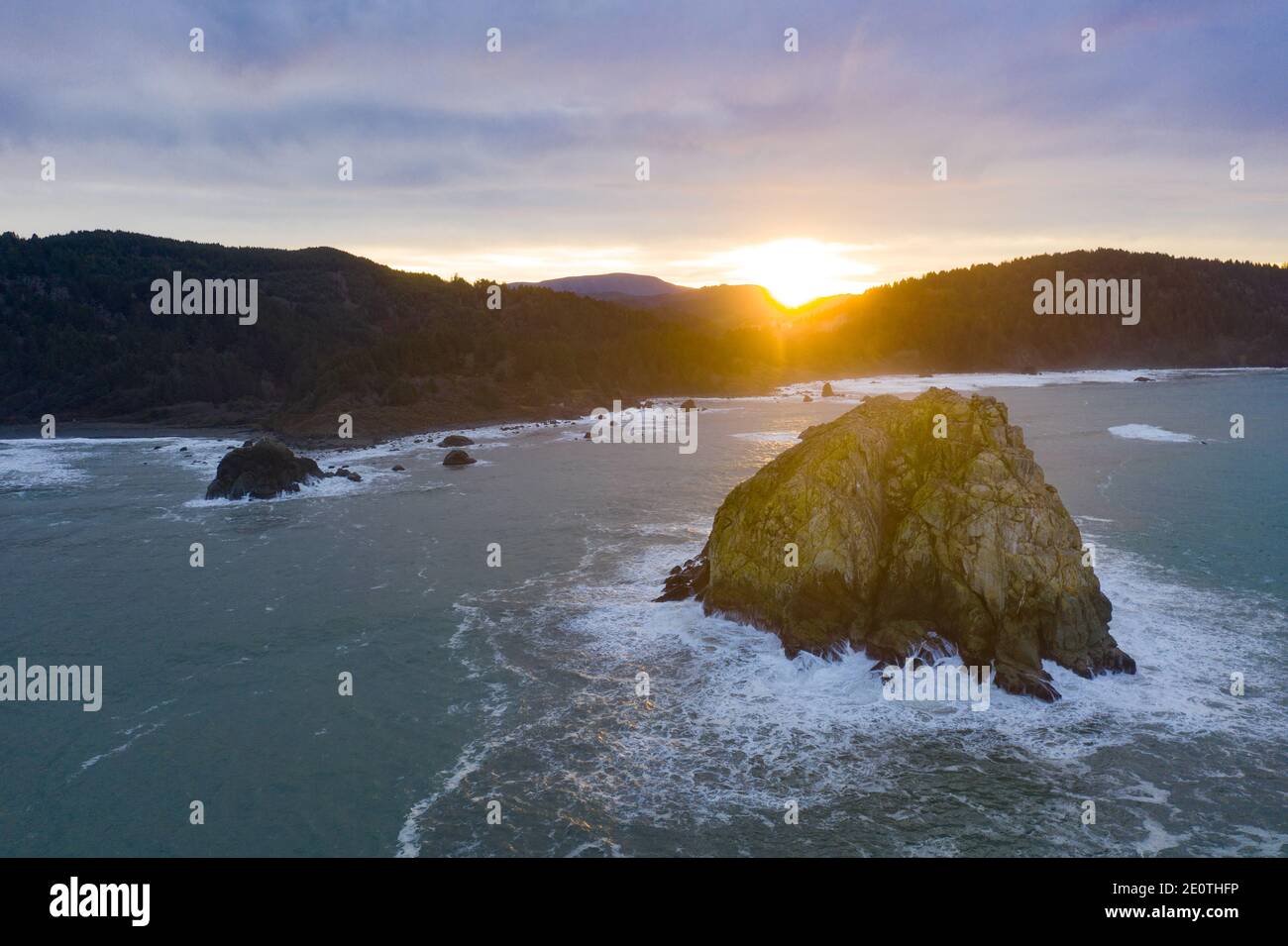 Morgenlicht beleuchtet felsige Meeresstapel direkt vor der Küste von Nordkalifornien in Klamath. Der Pacific Coast Highway verläuft entlang dieser Küste. Stockfoto