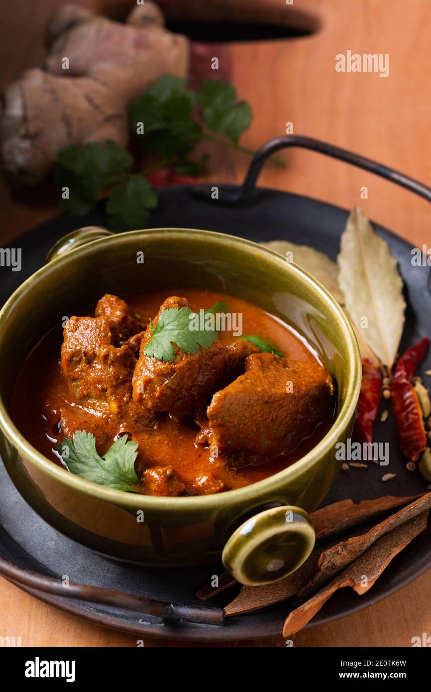 Speisekonzept hausgemachtes Rindfleisch Masala Curry mit Masala Gewürze Zutaten Mit Kopierbereich Stockfoto