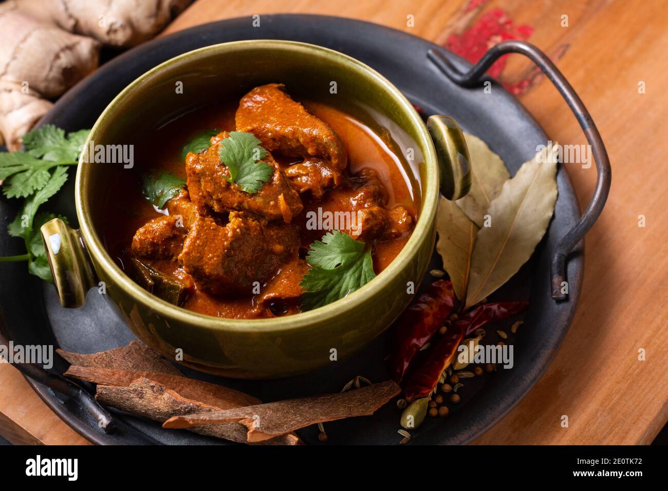 Speisekonzept hausgemachtes Rindfleisch Masala Curry mit Masala Gewürze Zutaten Mit Kopierbereich Stockfoto