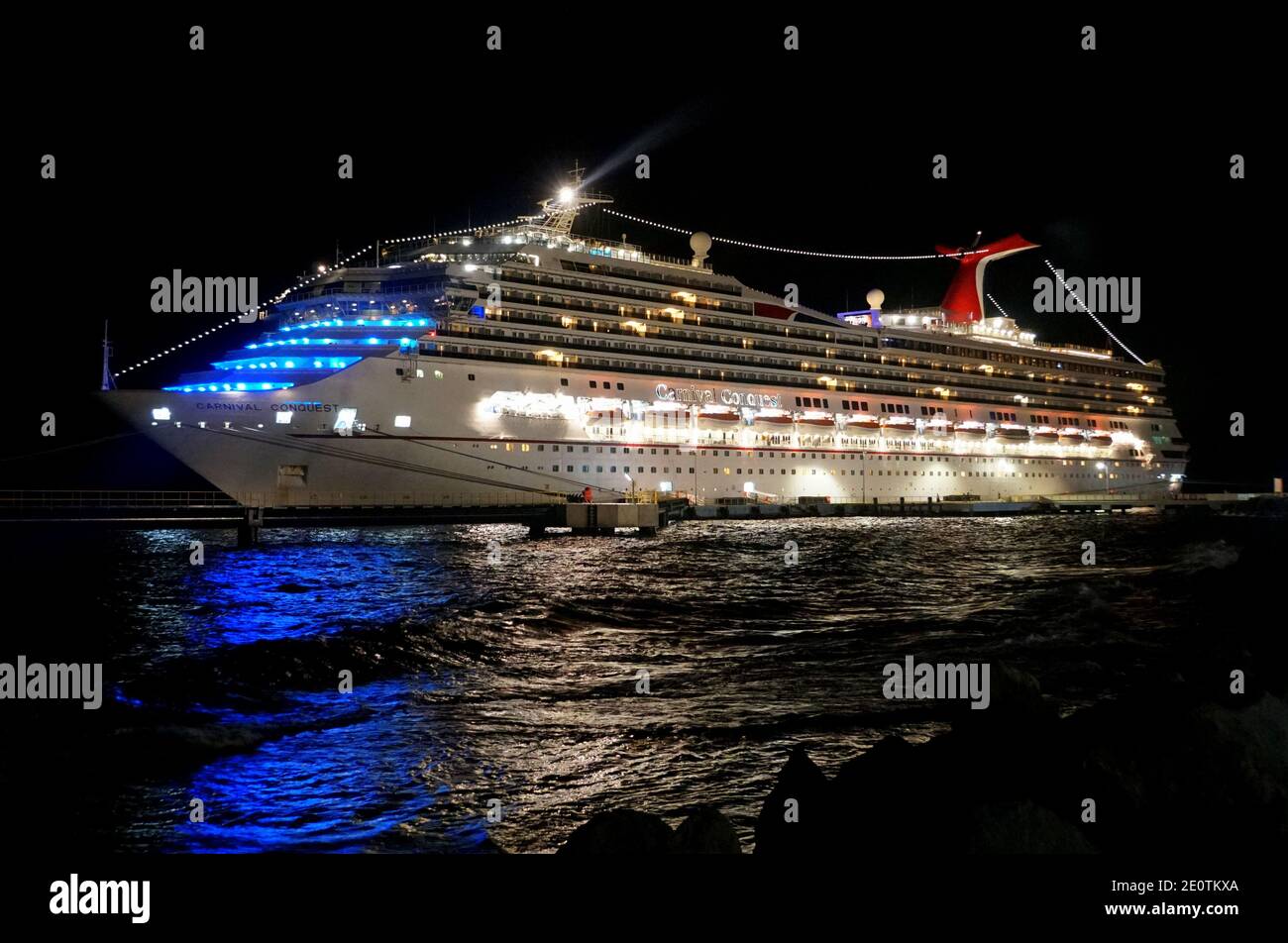 Willemstad, Curacao - 14. November 2018 - Karneval Conquest Kreuzfahrtschiff beleuchtet in der Nacht von der St. Anna Bucht Stockfoto