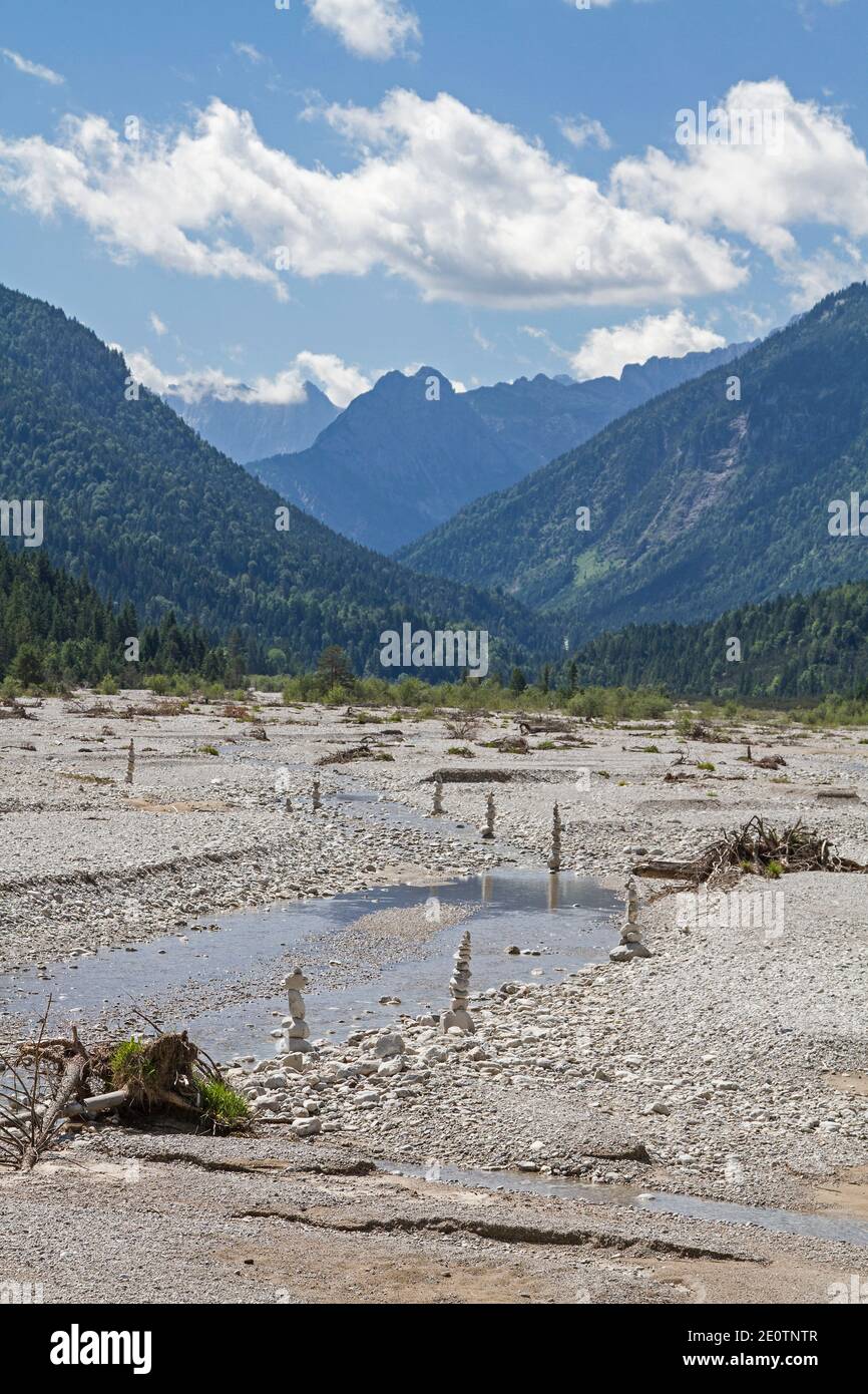 N Diese felsige Geröllwüste fließt der Rissbach in die Wütende Isar Stockfoto