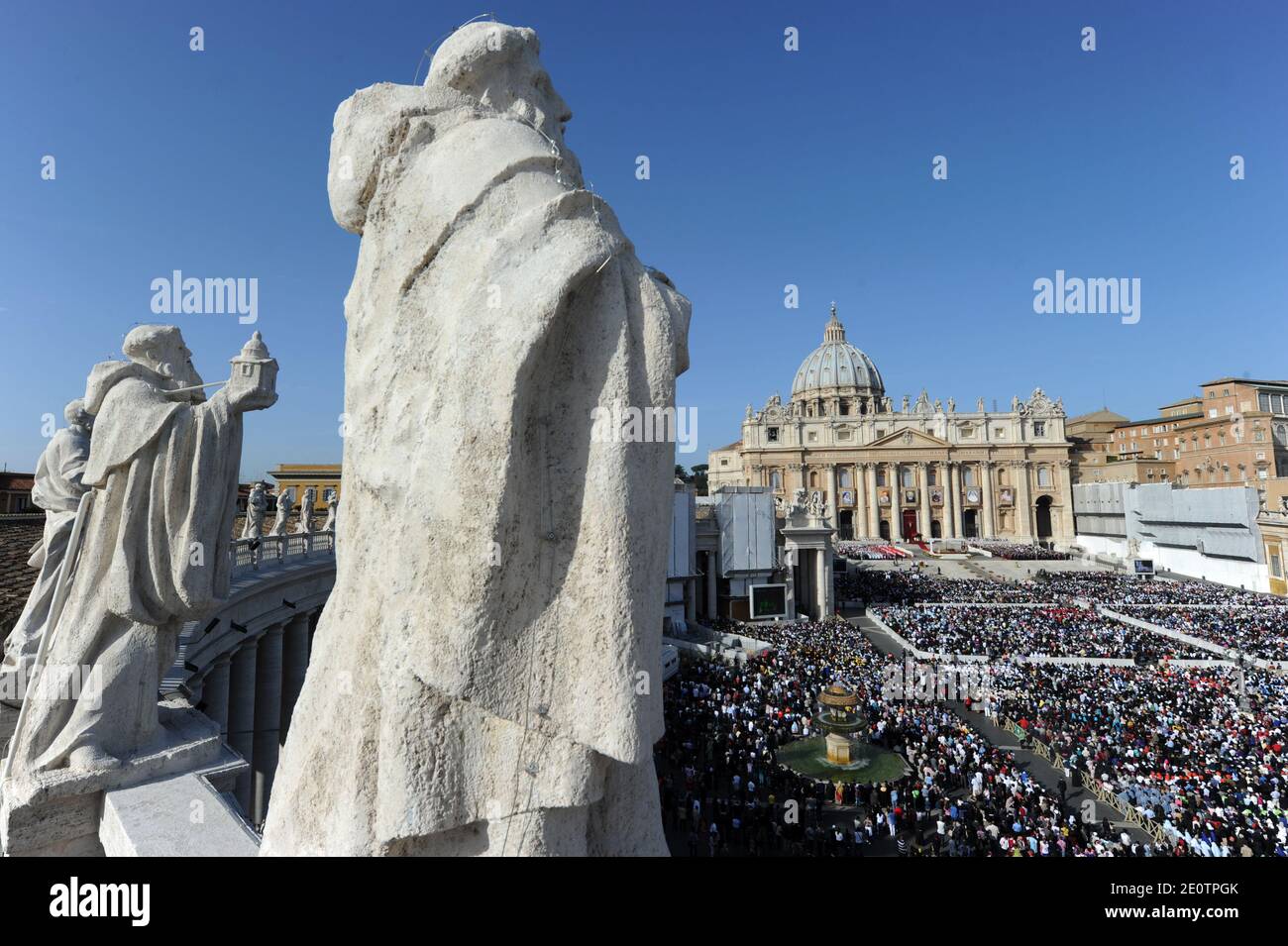 Papst Benedikt XVI. Ernannte am 21. Oktober 2012 auf dem Petersplatz in Rom im Vatikan sieben neue Heilige, darunter die erste amerikanische Ureinwohner, Lobend für ihren "heroischen Mut" in einem Jahr, in dem die katholische Kirche versucht, der steigenden Flut des Säkularismus im Westen entgegenzuwirken. Kateri Tekakwitha wurde 1656 in Upstate New York als Sohn eines Mohawk-Vaters und einer christlichen Algonquin-Mutter geboren. Der neue heilige arbeitete als Nonne in der Nähe von Montreal. Die in Deutschland geborene Marianne Cope wurde für Selbstaufopferung bei der Unterstützung einer Kolonie ausgestossener Aussätziger in Molokai, Hawaii, für die letzten 30 Jahre gefeiert Stockfoto