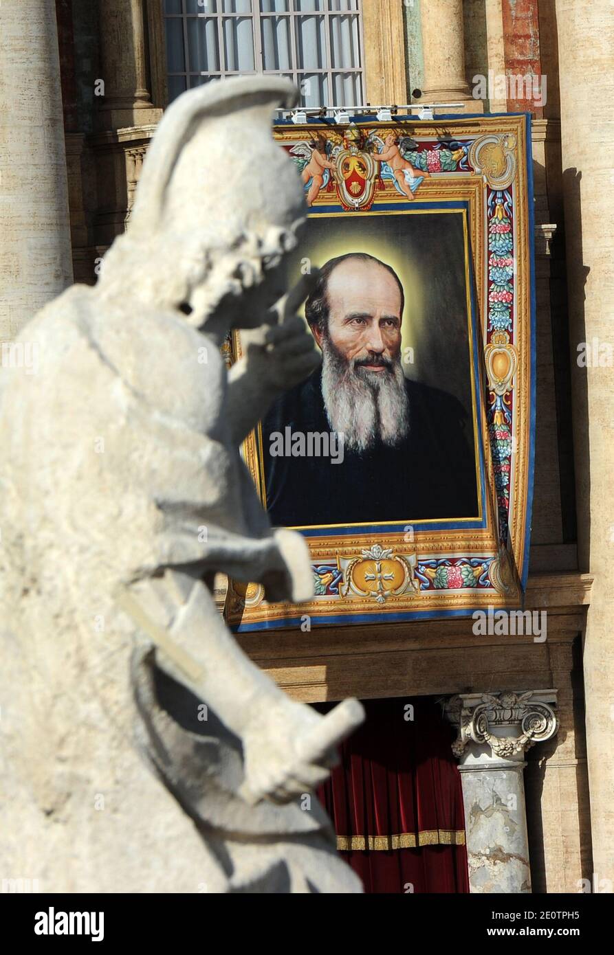 Ein Wandteppich des Franzosen James Berthieu hängt von der Petersbasilika, als Papst Benedikt XVI. Am 21. Oktober 2012 auf dem Petersplatz in Rom im Vatikan sieben neue Heilige ernannte, darunter die erste amerikanische Ureinwohner, Lobend für ihren "heroischen Mut" in einem Jahr, in dem die katholische Kirche versucht, der steigenden Flut des Säkularismus im Westen entgegenzuwirken. Kateri Tekakwitha wurde 1656 in Upstate New York als Sohn eines Mohawk-Vaters und einer christlichen Algonquin-Mutter geboren. Der neue heilige arbeitete als Nonne in der Nähe von Montreal. Die in Deutschland geborene Marianne Cope wurde für Selbstaufopferung in ihm gefeiert Stockfoto