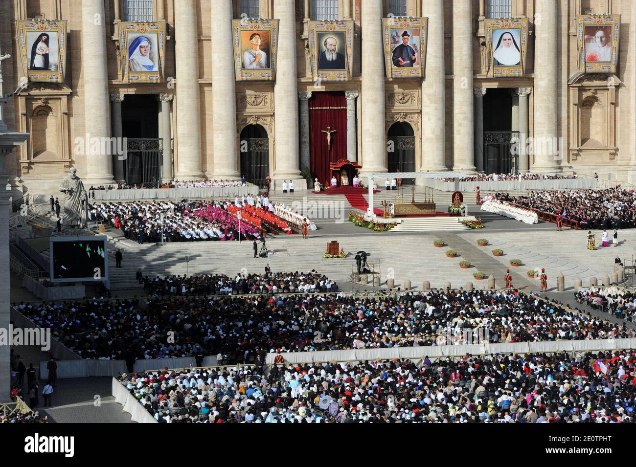 Papst Benedikt XVI. Ernannte am 21. Oktober 2012 auf dem Petersplatz in Rom im Vatikan sieben neue Heilige, darunter die erste amerikanische Ureinwohner, Lobend für ihren "heroischen Mut" in einem Jahr, in dem die katholische Kirche versucht, der steigenden Flut des Säkularismus im Westen entgegenzuwirken. Kateri Tekakwitha wurde 1656 in Upstate New York als Sohn eines Mohawk-Vaters und einer christlichen Algonquin-Mutter geboren. Der neue heilige arbeitete als Nonne in der Nähe von Montreal. Die in Deutschland geborene Marianne Cope wurde für Selbstaufopferung bei der Unterstützung einer Kolonie ausgestossener Aussätziger in Molokai, Hawaii, für die letzten 30 Jahre gefeiert Stockfoto