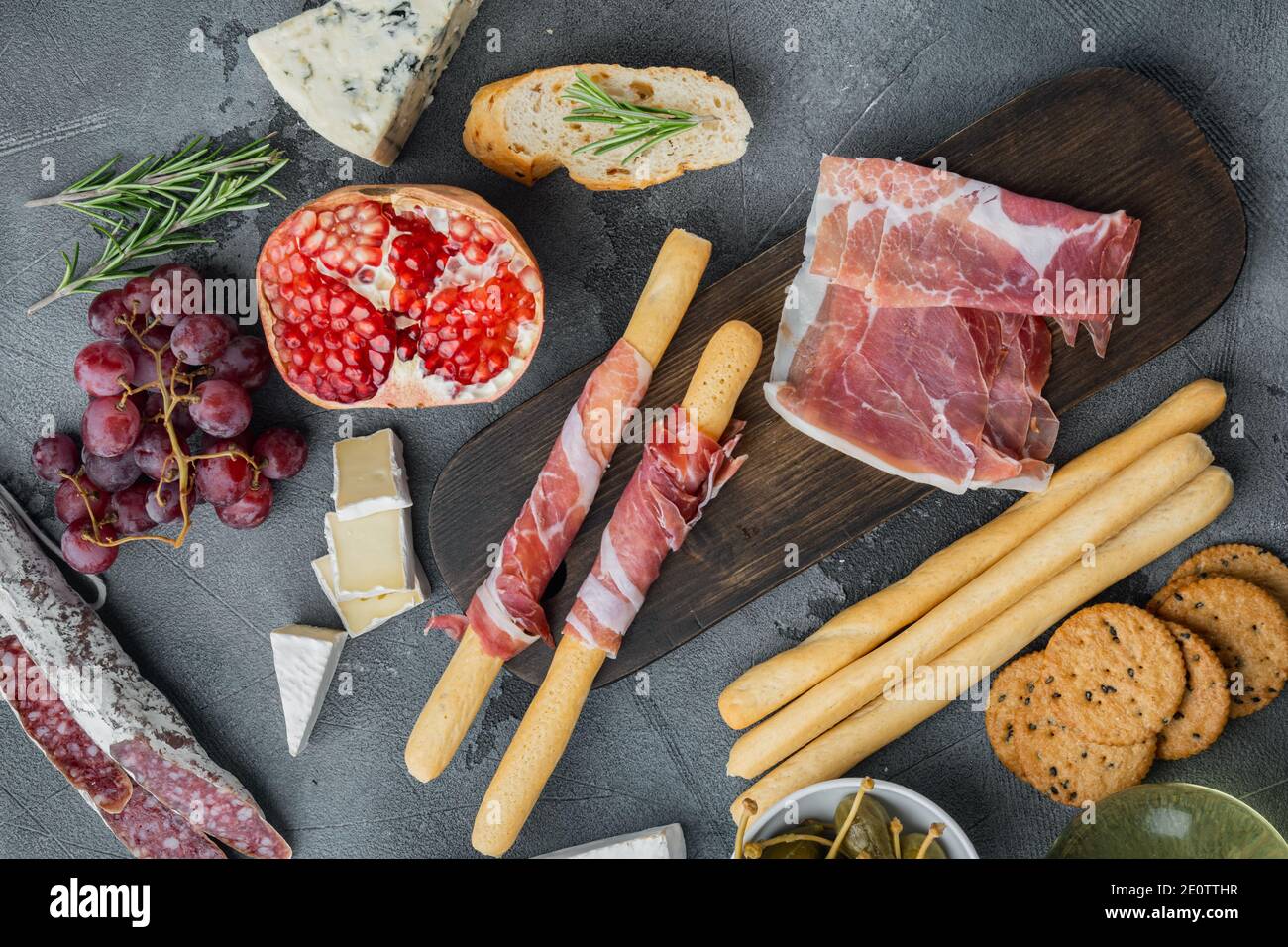 Zutaten für italienische Küche, Fleisch Cheede, Kräuter Set, auf grauem Hintergrund, Draufsicht Stockfoto