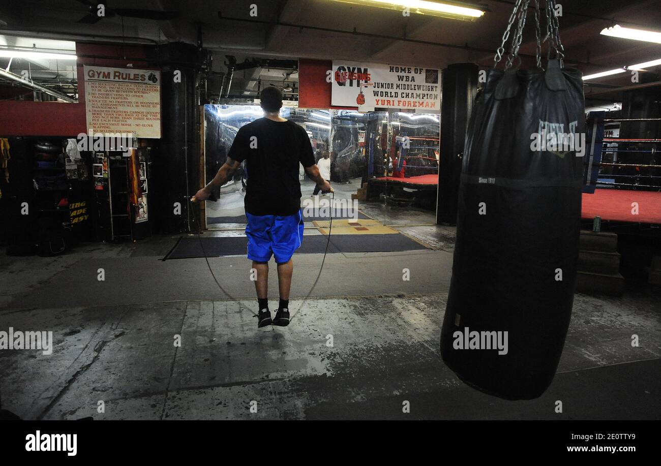 Boxer trainieren täglich am 20 2012. Oktober in einem der letzten boxenden New Yorker Boxhallen, Gleason's in Brooklyn, New York City, NY, USA. Insgesamt haben 131 Weltmeister in den geheiligten Wänden der Turnhalle trainiert, darunter Legenden wie Jake LaMotta, Muhammad Ali und Roberto Duran. Derzeit fünf aktive Titelverteidiger Training bei Gleason's sowie zahlreiche Anwärter und Dutzende von Golden Gloves Champions. Foto von Olivier Douliery/ABACAPRESS.COM Stockfoto