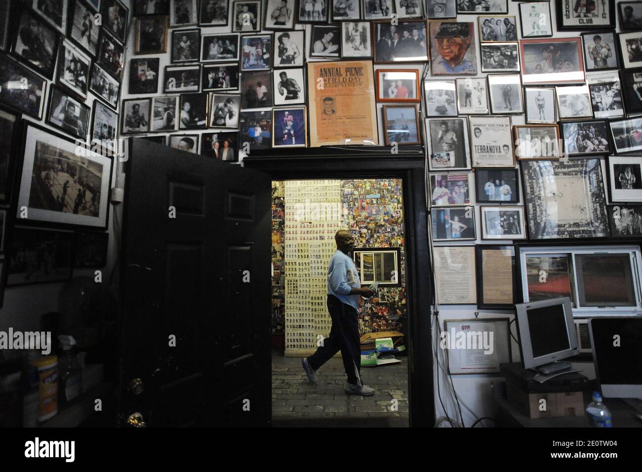 Boxer trainieren täglich am 20 2012. Oktober in einem der letzten boxenden New Yorker Boxhallen, Gleason's in Brooklyn, New York City, NY, USA. Insgesamt haben 131 Weltmeister in den geheiligten Wänden der Turnhalle trainiert, darunter Legenden wie Jake LaMotta, Muhammad Ali und Roberto Duran. Derzeit fünf aktive Titelverteidiger Training bei Gleason's sowie zahlreiche Anwärter und Dutzende von Golden Gloves Champions. Foto von Olivier Douliery/ABACAPRESS.COM Stockfoto