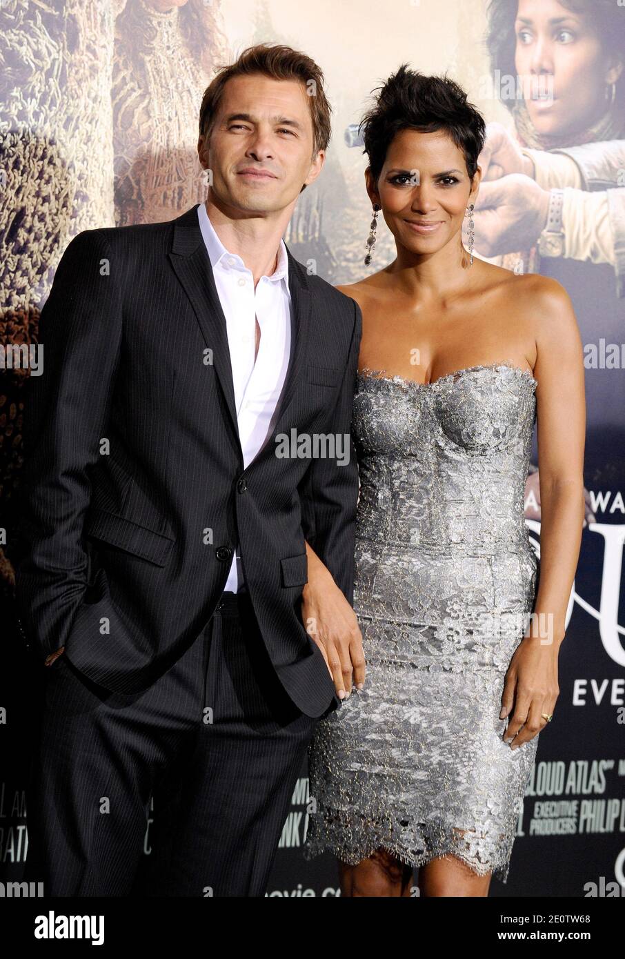 File photo : Halle Berry und Olivier Martinez bei der Ankunft in Warner Bros. Pictures' 'Cloud Atlas' Premiere im Grauman's Chinese Theatre in Los Angeles, CA, USA am 24. Oktober 2012. Am Dienstag, den 27. Oktober, verkündeten der Oscar-Gewinner und ihr Mann Olivier Martinez, dass sie sich nach zwei Jahren Ehe scheiden lassen würden. Dies ist Berry's vierte Spaltung und dritte Scheidung in den letzten zwei Jahrzehnten. Neben Martinez hat sich die 49-jährige Schauspielerin mit ihrem fairen Anteil an romantischen Höhen und Tiefen mit früheren Flammen wie David Justice, Gabriel Aubry und Eric Benet auseinandergesetzt. Foto von Lionel Hahn/ABACAPR Stockfoto