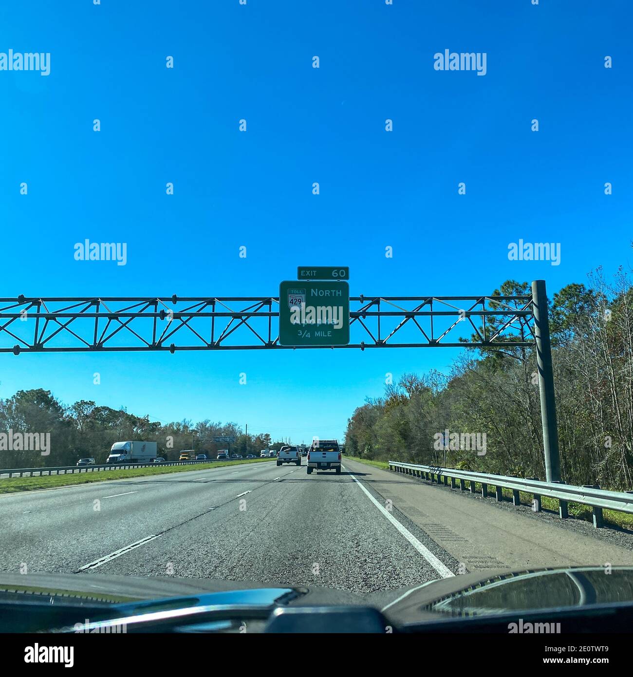 Orlando, FL USA - 20. Januar 2020: Autobahnschilder auf der Interstate 4, die zum Highway 429 in Richtung Apopka in Florida führen. Stockfoto