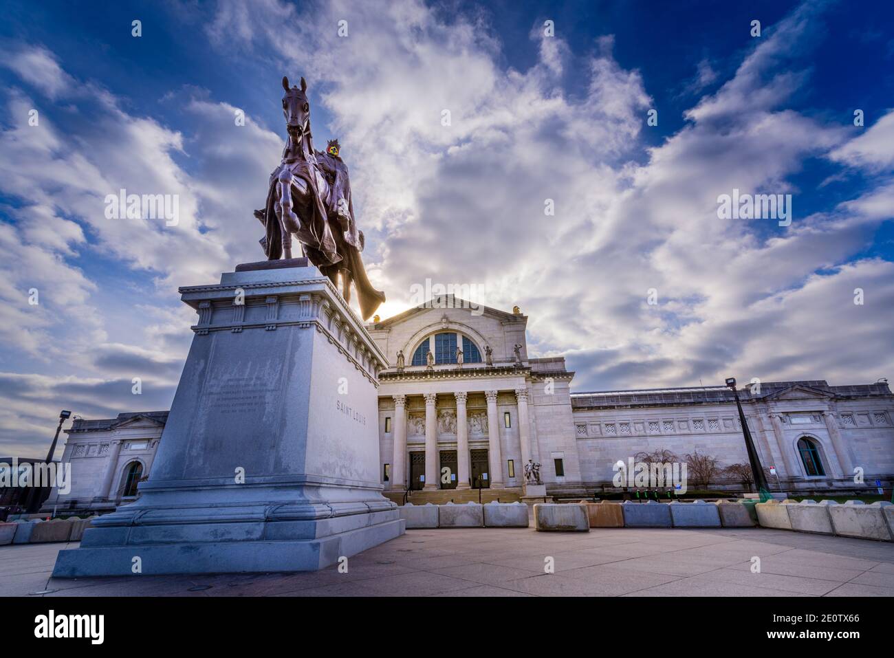 Saint Louis, MO--Dec 26, 2020; Bronzestatue von König Louis IX auf Pferd in plaza steht vor St. Louis Art Museum (SLAM) mit Wolken im Hintergrund Stockfoto