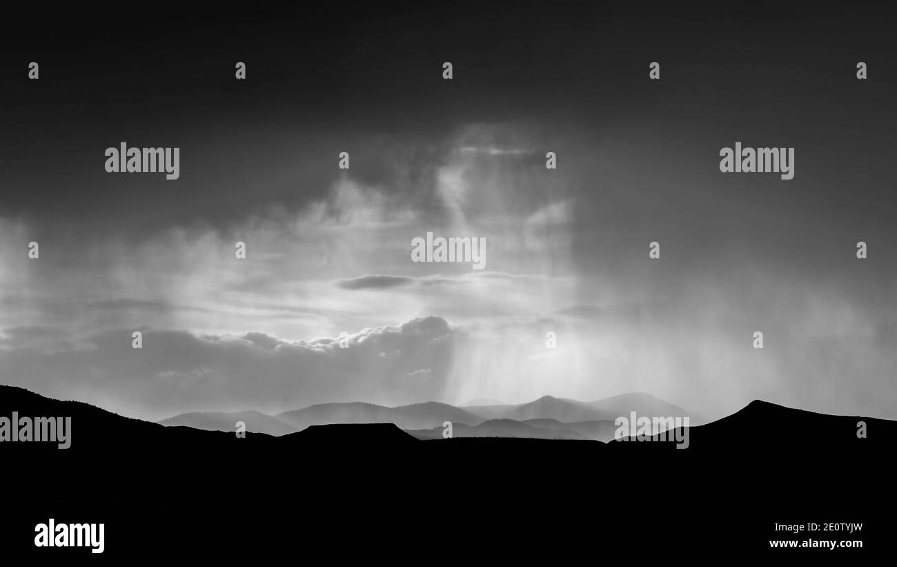 Monsunregensturm über den Chupadera und Magdalena Bergen, New Mexico, USA. Stockfoto